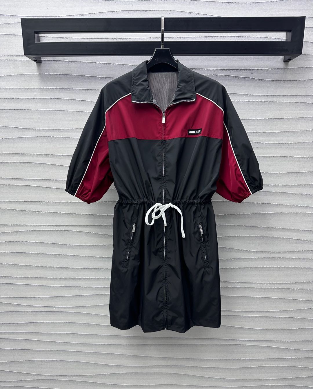 NO:321691,Miumi*2025 new product is on the shelves of contrasting drawstring dress custom YB imported recycled nylon material. High-quality texture, crisp and stylish. Use zipper opening and plaid adjustment. With contrasting color splicing design, add layered look. White drawstrings at waist and waist are easily divided into short and long ratios. Create a casual and relaxed workwear style outfit. Zipper details in the pockets on both sides of the waist and hips. Add casual atmosphere. The letter logo on the chest embellishment and decoration. Show brand tone. Lapel dress windbreaker style cut loose and comfortable. The grid liner is breathable and comfortable to meet various needs for commuting and dates. The outfit is more age-reducing and playful. High-version 2 colors,,miumiu, skirts,alexander wang19860909Miumi*2025新品上架撞色抽绳连衣裙定制YB进口再生尼龙材质 质感高级 挺括有型 沿用拉链开襟调节处理 配合撞色拼接设计 增添造型层次感 腰间白色抽绳收腰处理 轻松划分上短下长好比例 打造休闲松弛感满分的工装风穿搭 腰胯两侧口袋的拉链细节 增加休闲气息 胸前字母徽标点缀装饰 彰显品牌调性 翻领连衣裙风衣版型剪裁 宽松舒适可调节 网格内衬透气舒适 满足通勤约会多种需求 穿搭更显减龄俏皮  高版本2色,,miumiu,skirts,alexander wang,Women's clothing