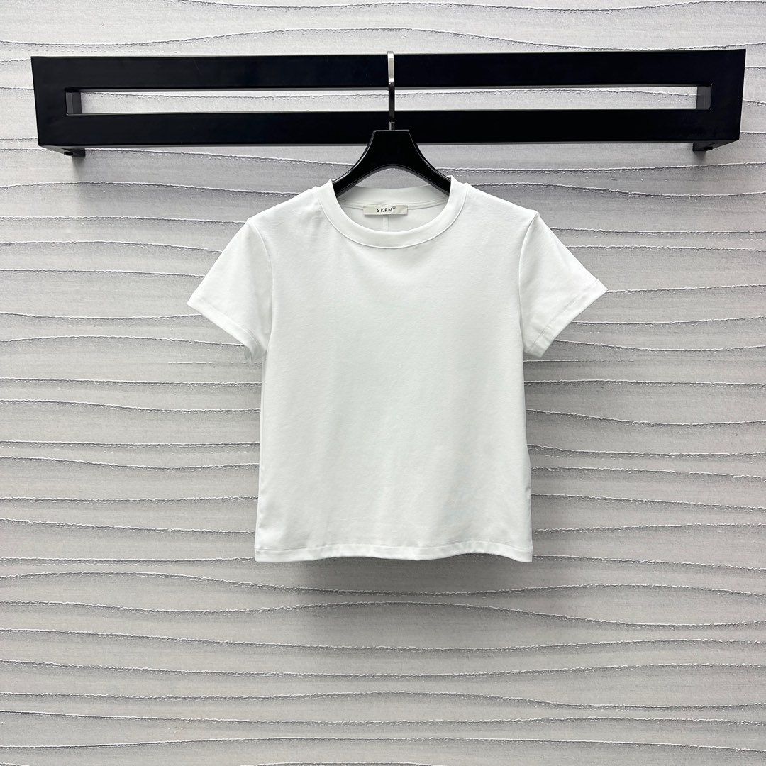 NO:325547,Original *2025 new products are available in the shelves of short plain color custom YB imported cotton material. Process processing, soft and comfortable. Plain color matching in the same color. Show the brand's simple tone. The back is cut with three-dimensional lines to add a sense of styling. The upper body is more slim and proportional. The garment is exquisite and casual. The slim fit style is inclusive. The surface and auxiliary materials are developed. The round neck short-sleeved T-shirt tailoring creates a personalized style. The inner wear is brilliant and fashionable. High-version 4 colors, T-shirt,tees, t-shirt,alexander wang19860909原创*2025新品上架短款素色定制YB进口全棉材质 工艺处理 柔软舒适 同色系素色搭配 彰显品牌简约调性 后背中轴立体线条裁剪 增添造型层次感 上身更为显瘦显比例 成衣精致休闲 修身版型包容身形 面辅料开发 圆领短袖T恤剪裁 打造个性风格 单穿内搭出彩时髦  高版本4色,,T-shirt,tees，t-shirt,alexander wang,Women's clothing