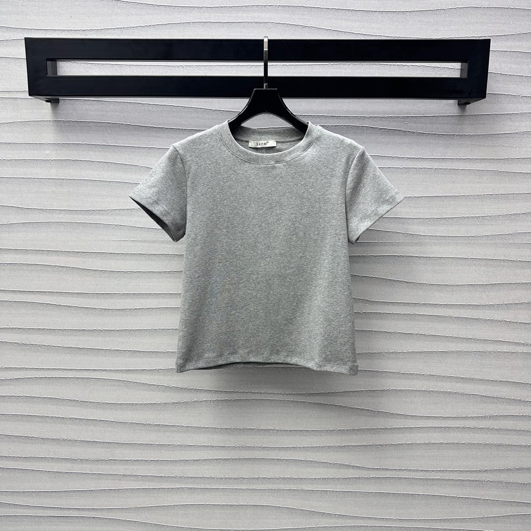 NO:326022,Original *2025 new products are available in the shelves of short plain color custom YB imported cotton material. Process processing, soft and comfortable. Plain color matching in the same color. Show the brand's simple tone. The back is cut with three-dimensional lines to add a sense of styling. The upper body is more slim and proportional. The garment is exquisite and casual. The slim fit style is inclusive. The surface and auxiliary materials are developed. The round neck short-sleeved T-shirt tailoring creates a personalized style. The inner wear is brilliant and fashionable. High-version 4 colors, T-shirt,tees, t-shirt,alexander wang19860909原创*2025新品上架短款素色定制YB进口全棉材质 工艺处理 柔软舒适 同色系素色搭配 彰显品牌简约调性 后背中轴立体线条裁剪 增添造型层次感 上身更为显瘦显比例 成衣精致休闲 修身版型包容身形 面辅料开发 圆领短袖T恤剪裁 打造个性风格 单穿内搭出彩时髦  高版本4色,,T-shirt,tees，t-shirt,alexander wang,Women's clothing