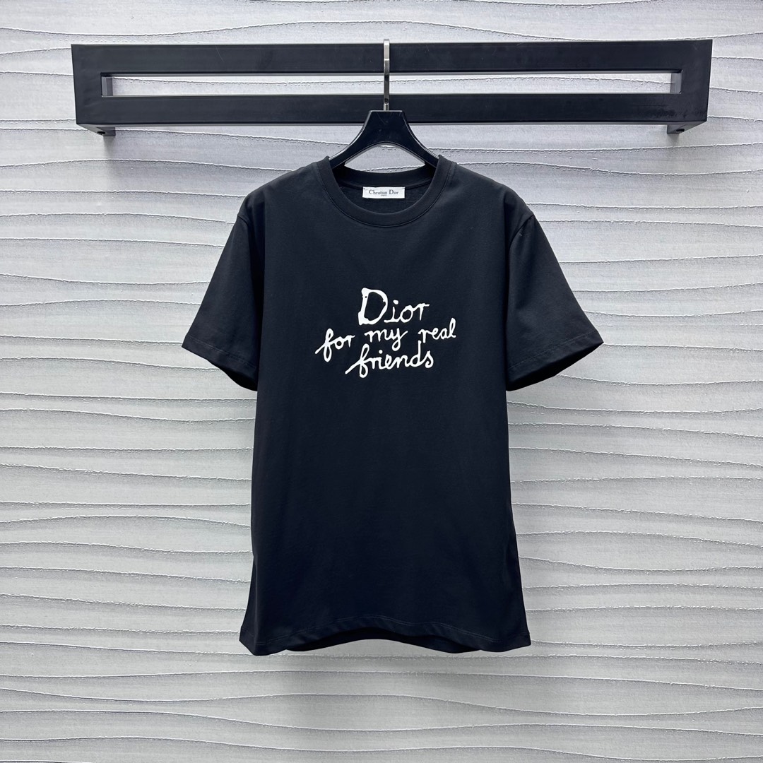 NO:322834,Dio*2025 new product is available on the shelves of round neck letters and short sleeves. Customized YB imported cotton material. Breathable and comfortable. Full texture. The chest is decorated with craftsmanship printing to highlight the brand logo pattern. Facial and auxiliary materials development. Regular T-shirt tailoring creates a personal style. Fashionable and relaxed. Single wear and inner wear is brilliant and fashionable. High version 3 colors 766,,dior,T-shirt,tees,t-shirt,alexander wang19860909Dio*2025新品上架圆领字母短袖定制YB进口全棉材质 透气舒适 质感十足 胸前饰以工艺印花处理突出品牌徽标图案 彰显品牌调性 面辅料开发 常规T恤剪裁 打造个性风格 时髦松弛 单穿内搭出彩时髦  高版本3色 766,,dior,T-shirt,tees，t-shirt,alexander wang,Women's clothing