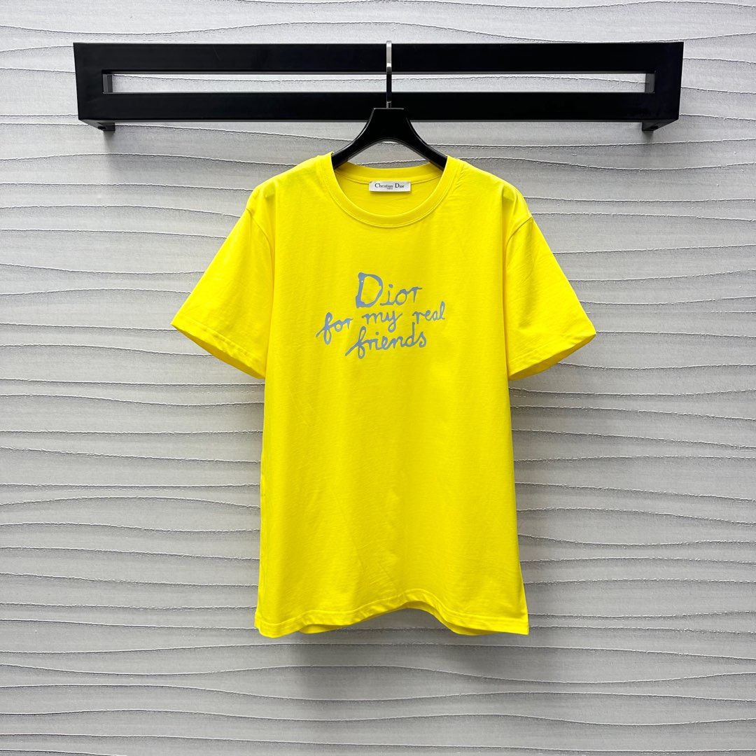 NO:322843,Dio*2025 new product is available on the shelves of round neck letters and short sleeves. Customized YB imported cotton material. Breathable and comfortable. Full texture. The chest is decorated with craftsmanship printing to highlight the brand logo pattern. Facial and auxiliary materials development. Regular T-shirt tailoring creates a personal style. Fashionable and relaxed. Single wear inner wear is brilliant and fashionable. High version 3 colors, dior, T-shirt,tees, t-shirt,alexander wang19860909Dio*2025新品上架圆领字母短袖定制YB进口全棉材质 透气舒适 质感十足 胸前饰以工艺印花处理突出品牌徽标图案 彰显品牌调性 面辅料开发 常规T恤剪裁 打造个性风格 时髦松弛 单穿内搭出彩时髦  高版本3色,,dior,T-shirt,tees，t-shirt,alexander wang,Women's clothing