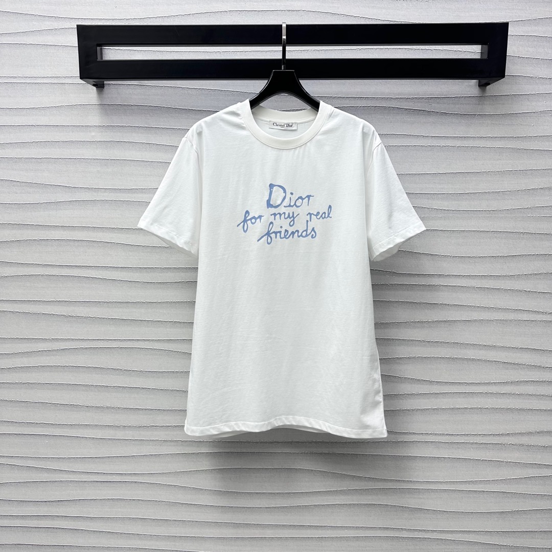 NO:322840,Dio*2025 new product is available on the shelves of round neck letters and short sleeves. Customized YB imported cotton material. Breathable and comfortable. Full texture. The chest is decorated with craftsmanship printing to highlight the brand logo pattern. Facial and auxiliary materials development. Regular T-shirt tailoring creates a personal style. Fashionable and relaxed. Single wear inner wear is brilliant and fashionable. High version 3 colors, dior, T-shirt,tees, t-shirt,alexander wang19860909Dio*2025新品上架圆领字母短袖定制YB进口全棉材质 透气舒适 质感十足 胸前饰以工艺印花处理突出品牌徽标图案 彰显品牌调性 面辅料开发 常规T恤剪裁 打造个性风格 时髦松弛 单穿内搭出彩时髦  高版本3色,,dior,T-shirt,tees，t-shirt,alexander wang,Women's clothing