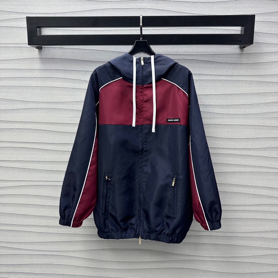 NO:322855,Miumi*2025 new product is available on the shelves of contrasting hooded drawstring jacket customized YB imported nylon material breathable and comfortable, full texture, contrasting garment splicing treatment, white three-dimensional tying edge outline, forming a raglan contour effect, the cuff hem is elastic and fits the body, lighter and more flexible, combined with the chest logo embellishment, highlighting the brand tone, pocket zipper design, easy storage, get rid of bloat, inner mesh is breathable and comfortable, windproof effect is first-class, enhance the fashion of outdoor activities, surface auxiliary materials development, hooded drawstring jacket style cut, casual wear, outstanding and fashionable, high-end version 2 colors 766,,miumiu, jackets & coats,hats,alexander wang19860909Miumi*2025新品上架撞色连帽抽绳外套定制YB进口尼龙材质 透气舒适 质感十足 成衣撞色拼接处理 白色立体捆边勾勒 形成插肩轮廓效果 袖口下摆松紧贴合身型 更为轻便灵活 配合胸前徽标点缀装饰 彰显品牌调性 口袋拉链设计 轻松收纳 摆脱臃肿 内里网面透气舒适 防风效果一流 提升户外活动穿搭的时尚度 面辅料开发 连帽抽绳外套版型剪裁 随意外搭出彩时髦 高版本2色 766,,miumiu,jackets & coats,hats,alexander wang,Women's clothing