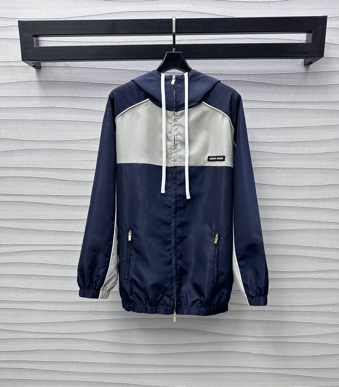 NO:322859,Miumi*2025 new product is available on the shelves of contrasting hooded drawstring jacket customized YB imported nylon material breathable and comfortable, full texture, contrasting garment splicing treatment, white three-dimensional tying edge outline, forming a raglan contour effect, the cuff hem is elastic and fits the body, lighter and more flexible, combined with the chest logo embellishment, highlighting the brand tone, pocket zipper design, easy storage, get rid of bloat, inner mesh is breathable and comfortable, windproof effect is first-class, enhance the fashion of outdoor activities, surface auxiliary materials development, hooded drawstring jacket style cut, casually wear, outstanding and fashionable, high-end 2 colors,,miumiu, jackets & coats,hats,alexander wang19860909Miumi*2025新品上架撞色连帽抽绳外套定制YB进口尼龙材质 透气舒适 质感十足 成衣撞色拼接处理 白色立体捆边勾勒 形成插肩轮廓效果 袖口下摆松紧贴合身型 更为轻便灵活 配合胸前徽标点缀装饰 彰显品牌调性 口袋拉链设计 轻松收纳 摆脱臃肿 内里网面透气舒适 防风效果一流 提升户外活动穿搭的时尚度 面辅料开发 连帽抽绳外套版型剪裁 随意外搭出彩时髦 高版本2色,,miumiu,jackets & coats,hats,alexander wang,Women's clothing