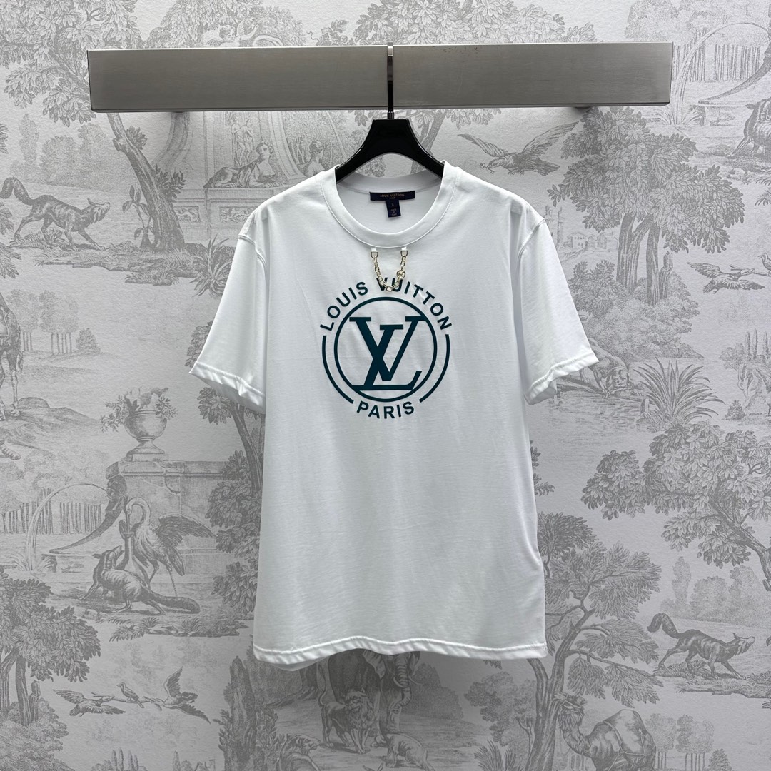 NO:324519,Louis Vuitto* new product is on the shelves of round neck printed chains. Customized YB imported native cotton material. Breathable and comfortable. The neckline is embellished with metal letter chains to add layered look. The chest badge is printed letter pattern decoration. The brand tone is developed. The surface and auxiliary materials are developed. Regular short-sleeved T-shirt tailoring. Single wear and stylish inner wear. High-version 2 colors., louis vuitton, T-shirt,tees, t-shirt,alexander wang.19860909Louis Vuitto*新品上架圆领印花链条定制YB进口原生全棉材质 透气舒适 领口饰以金属字母链条点缀 增添造型层次感 胸前徽章感印花字母图案装饰 彰显品牌调性 面辅料开发 常规短袖T恤剪裁 单穿内搭出彩时髦  高版本2色,,louis vuitton,T-shirt,tees，t-shirt,alexander wang,Women's clothing