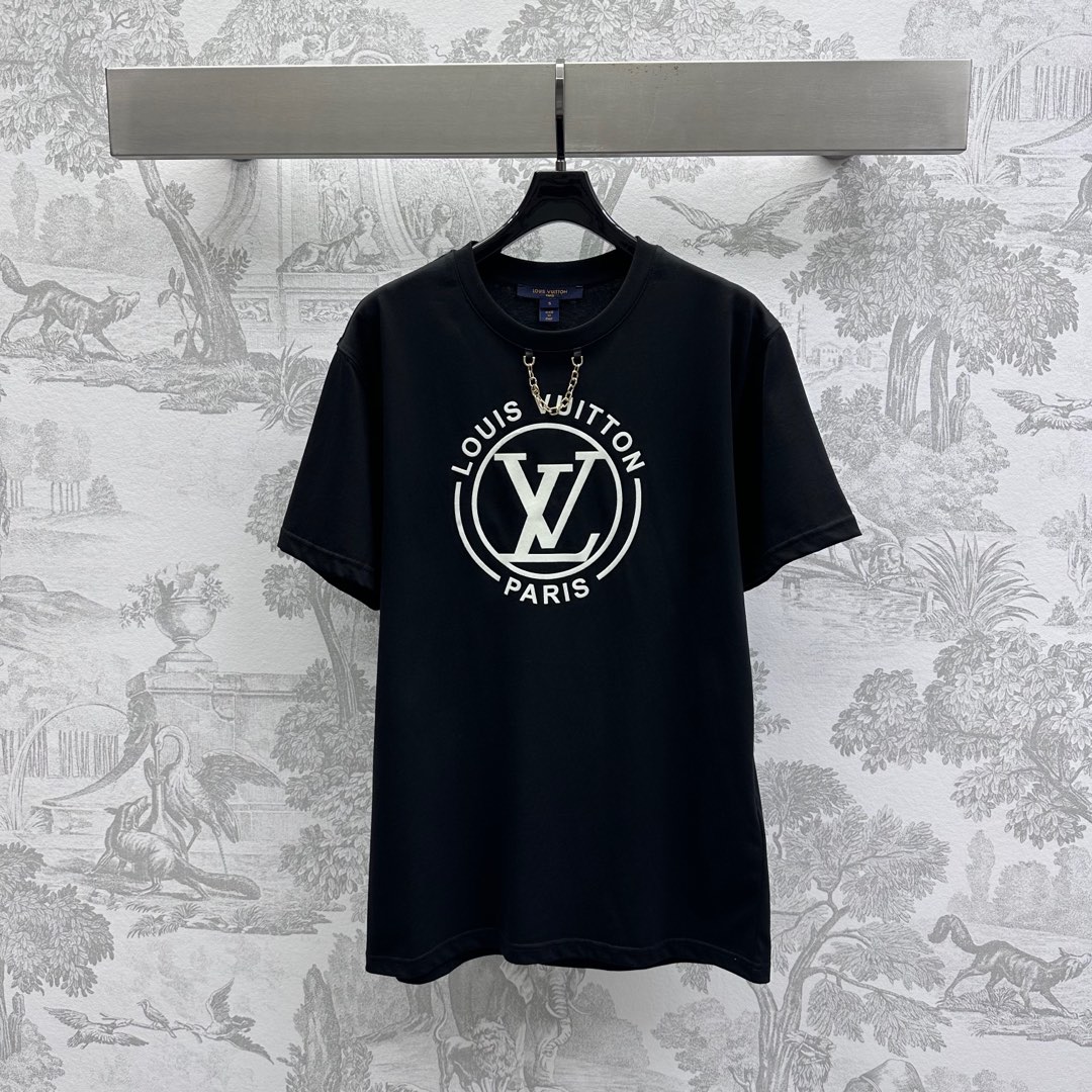 NO:324513,Louis Vuitto* new product is on the shelves of round neck printed chains. Customized YB imported native cotton material. Breathable and comfortable. The neckline is embellished with metal letter chains to add layered look. The chest badge is printed letter pattern decoration. The brand tone is developed. The surface and auxiliary materials are developed. Regular short-sleeved T-shirt tailoring. Single wear and stylish inner wear. High-version 2 colors., louis vuitton, T-shirt,tees, t-shirt,alexander wang.19860909Louis Vuitto*新品上架圆领印花链条定制YB进口原生全棉材质 透气舒适 领口饰以金属字母链条点缀 增添造型层次感 胸前徽章感印花字母图案装饰 彰显品牌调性 面辅料开发 常规短袖T恤剪裁 单穿内搭出彩时髦  高版本2色,,louis vuitton,T-shirt,tees，t-shirt,alexander wang,Women's clothing