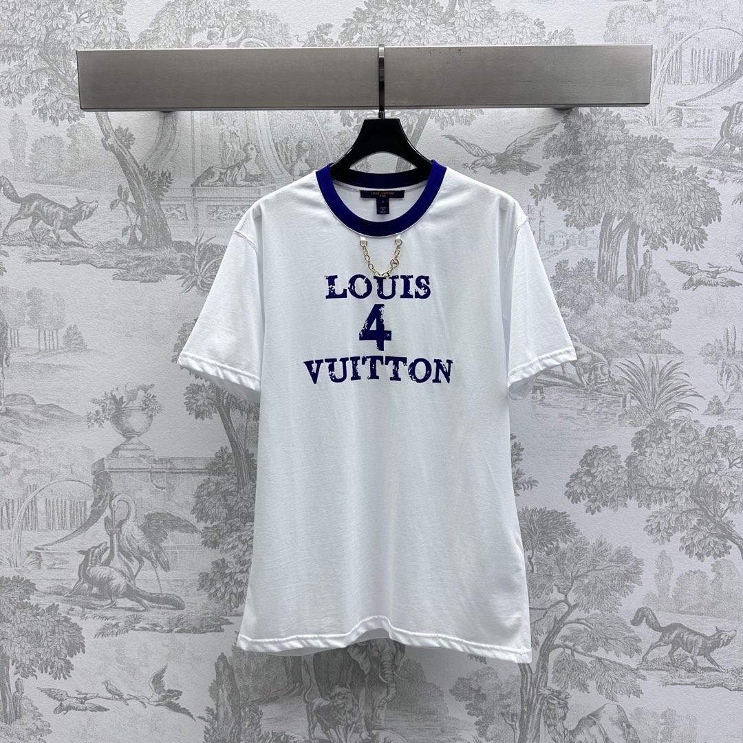 NO:324507,Louis Vuitto* new product is on the shelves of round neck printed chains. Customized YB imported twill cotton. Breathable and comfortable. The neckline is decorated with contrasting collar and metal letter chain design to add layering. The snowflake-like letter print pattern decoration on the chest highlights the brand tone. The surface and auxiliary materials development. Round neck short-sleeved T-shirt tailoring. Single wear and stylish inner wear. High-end version, louis vuitton, T-shirt,tees, t-shirt,alexander wang19860909Louis Vuitto*新品上架圆领印花链条定制YB进口斜纹全棉材质 透气舒适 领口饰以撞色包边和金属字母链条设计 增添造型层次感 胸前雪花感字母印花图案装饰 彰显品牌调性 面辅料开发 圆领短袖T恤剪裁 单穿内搭出彩时髦  高版本,,louis vuitton,T-shirt,tees，t-shirt,alexander wang,Women's clothing