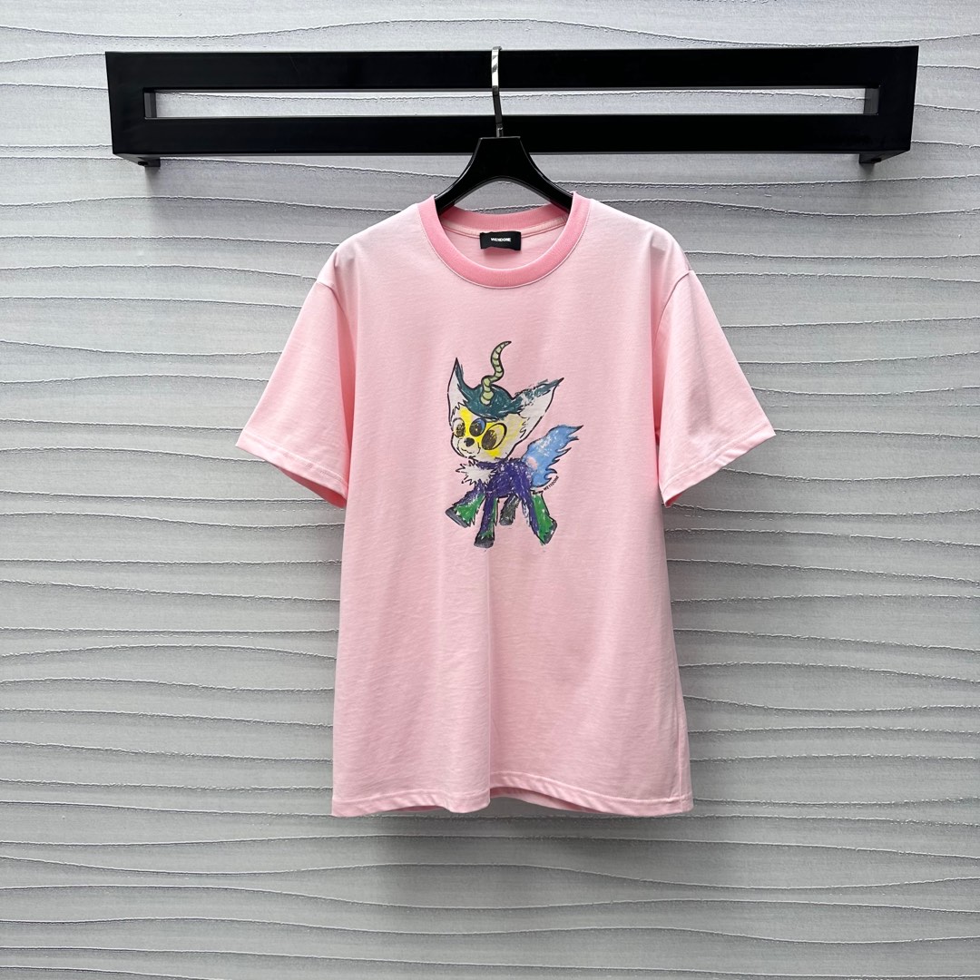 NO:325541,Welldon*2025 new product is available for printing small monster short-sleeved custom YB imported cotton material breathable and comfortable, full texture, continue to restore clear prints, outline cartoon small monster patterns, highlight the brand tone Loose round neck short-sleeved T-shirt tailoring to create a personalized style, single wear inner wear is brilliant and fashionable, high version 2 colors, T-shirt,tees, t-shirt,alexander wang19860909Welldon*2025新品上架印花小怪兽短袖定制YB进口全棉材质 透气舒适 质感十足 沿用工艺还原清晰印花 勾勒出卡通小怪兽图案 彰显品牌调性 宽松圆领短袖T恤剪裁 打造个性风格 单穿内搭出彩时髦  高版本2色,,T-shirt,tees，t-shirt,alexander wang,Women's clothing