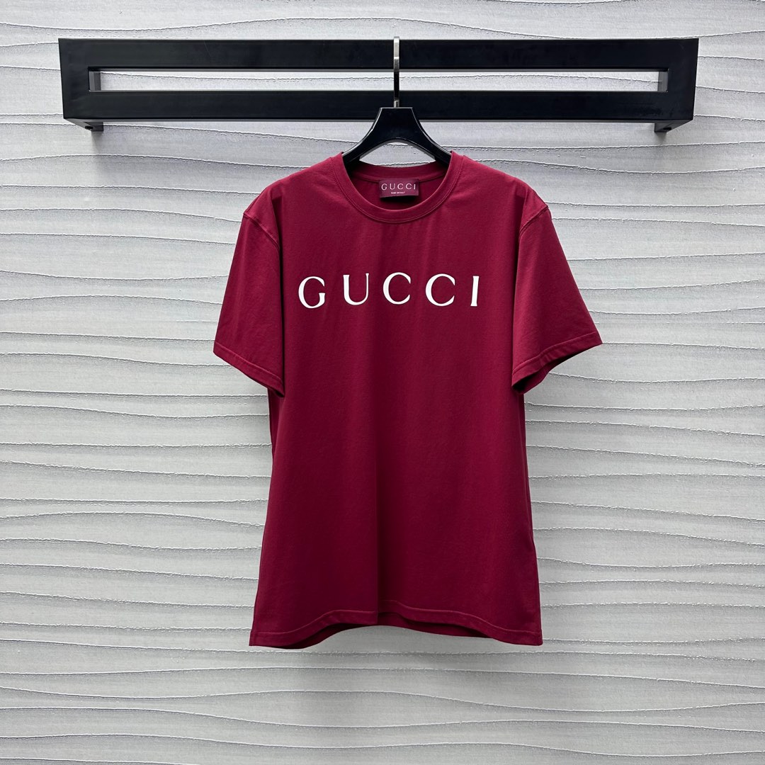 NO:322829,Gucc*2025 new product is available on the shelves of round neck printed short sleeve custom YB imported twill cotton material breathable and comfortable The iconic letter printed logo pattern on the chest highlights the brand tone and creates a personalized style Facial auxiliary material development Regular T-shirt tailoring Single wear inner wear and stylish High-version 2 colors, gucci, T-shirt,tees, t-shirt,alexander wang19860909Gucc*2025新品上架圆领印花短袖定制YB进口斜纹全棉材质 透气舒适 胸前标志性字母印花徽标图案 彰显品牌调性 打造个性风格 面辅料开发 常规T恤剪裁 单穿内搭出彩时髦 高版本2色,,gucci,T-shirt,tees，t-shirt,alexander wang,Women's clothing