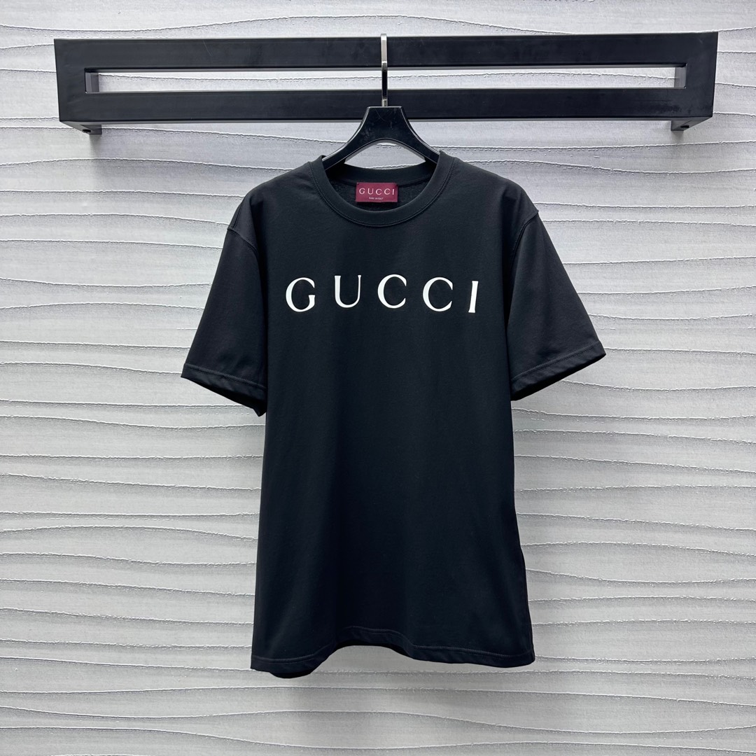 NO:322835,Gucc*2025 new product is available on the shelves of round neck printed short sleeve custom YB imported twill cotton material breathable and comfortable The iconic letter printed logo pattern on the chest highlights the brand tone and creates a personalized style Facial auxiliary material development Regular T-shirt tailoring Single wear inner wear and stylish High-version 2 colors, gucci, T-shirt,tees, t-shirt,alexander wang19860909Gucc*2025新品上架圆领印花短袖定制YB进口斜纹全棉材质 透气舒适 胸前标志性字母印花徽标图案 彰显品牌调性 打造个性风格 面辅料开发 常规T恤剪裁 单穿内搭出彩时髦 高版本2色,,gucci,T-shirt,tees，t-shirt,alexander wang,Women's clothing
