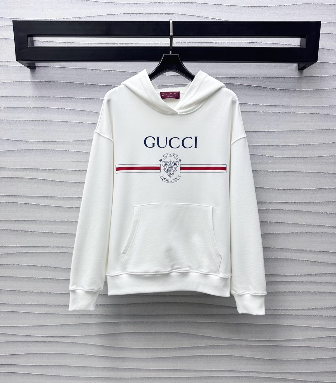 NO:322236,Gucc*2025 new product launches letter printed hooded sweatshirt custom YB imported native cotton material, crisp, comfortable and stylish, shoulder-drop design threaded edging, matched with large pocket details, add layered look, chest horizontal bar lines and letter printed patterns, highlight the brand tone, loose style to accommodate body, facial auxiliary materials development, hooded long-sleeved sweatshirt tailoring, loose and casual style, daily commuting, fashionable and fashionable, high-end version, gucci, hoodie, sweatshirts, hats, alexander wang19860909Gucc*2025新品上架字母印花连帽卫衣定制YB进口原生全棉材质 挺括舒适有型 落肩设计螺纹包边 搭配大插兜细节 增添造型层次感 胸前横杠线条搭配字母印花图案 彰显品牌调性 宽松版型包容身材 面辅料开发 连帽长袖卫衣剪裁 穿搭松弛休闲风格 日常通勤男女同款时髦洋气  高版本,,gucci,hoodie,sweatshirts,hats,alexander wang,Women's clothing