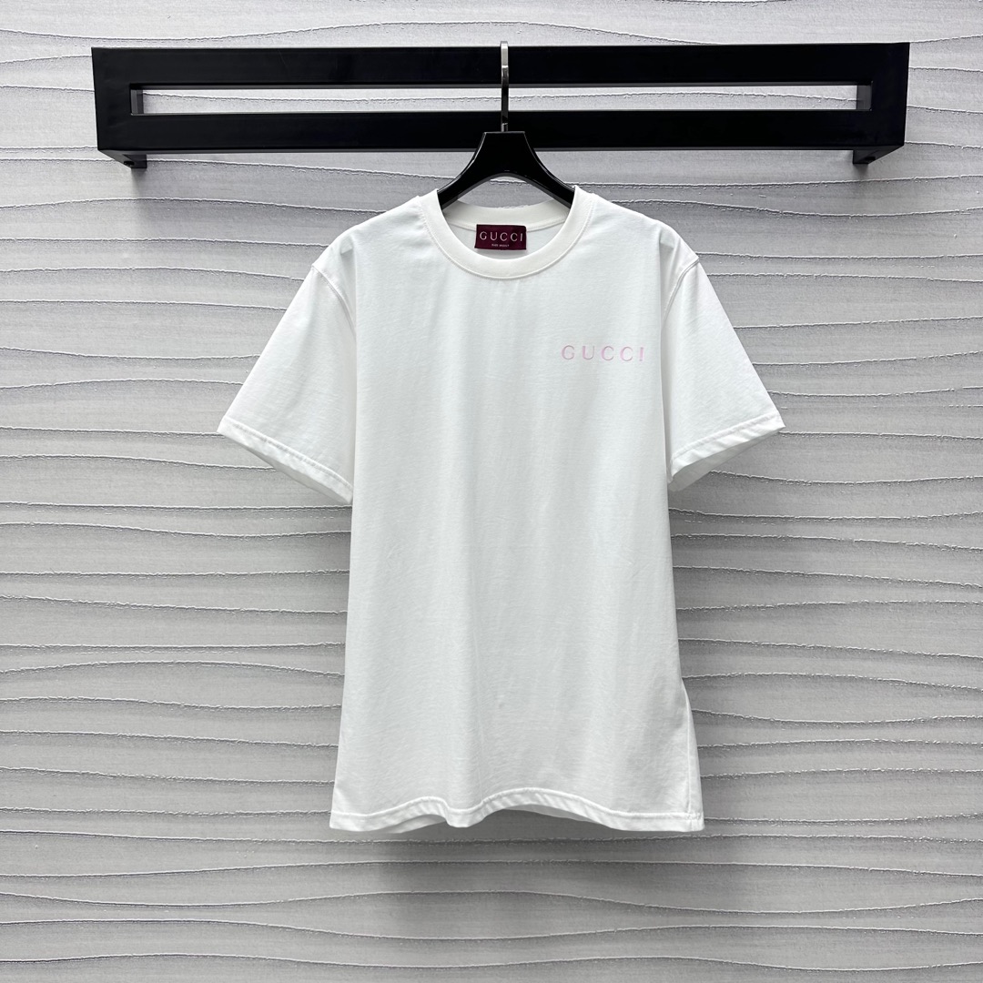 NO:321719,Gucc*2025 new product is available on the shelves of round neck prints and customized YB imported cotton material breathable and comfortable, the iconic letter logo embellishes on the chest, highlighting the brand tone, craftsmanship restores the colliding with the big body, and adds a sense of styling, surface auxiliary material development, regular short-sleeved T-shirt tailoring, high-end casual, single-wear inner wear is brilliant and fashionable, high-end version, gucci, T-shirt, tees, t-shirt, alexander wang19860909Gucc*2025新品上架圆领印花定制YB进口全棉材质 透气舒适 胸前标志性字母徽标点缀 彰显品牌调性 工艺还原色彩与大身碰撞 增添造型层次感 面辅料开发 常规短袖T恤剪裁 高级休闲 单穿内搭都出彩时髦 高版本,,gucci,T-shirt,tees，t-shirt,alexander wang,Women's clothing