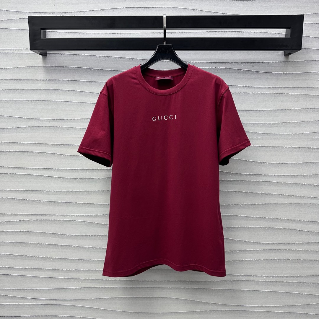 NO:322823,Gucc*2025 new product is available on the shelves of round neck letters, short sleeves, custom YB imported twill cotton, breathable and comfortable, iconic letter logo pattern on the chest, highlight the brand tone, create a personalized style, surface auxiliary materials development, regular T-shirt tailoring, single wear inner wear, fashionable, high version 2 colors, gucci, T-shirt,tees, t-shirt,alexander wang19860909Gucc*2025新品上架圆领字母短袖定制YB进口斜纹全棉材质 透气舒适 胸前标志性字母徽标图案 彰显品牌调性 打造个性风格 面辅料开发 常规T恤剪裁 单穿内搭出彩时髦 高版本2色,,gucci,T-shirt,tees，t-shirt,alexander wang,Women's clothing