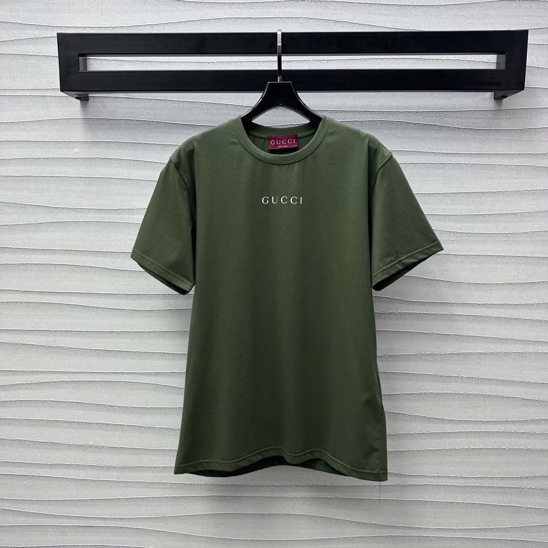 NO:322820,Gucc*2025 new product is available on the shelves of round neck letters, short sleeves, custom YB imported twill cotton, breathable and comfortable, iconic letter logo pattern on the chest, highlight the brand tone, create a personalized style, surface auxiliary materials development, regular T-shirt tailoring, single wear inner wear, fashionable, high version 2 colors, gucci, T-shirt,tees, t-shirt,alexander wang19860909Gucc*2025新品上架圆领字母短袖定制YB进口斜纹全棉材质 透气舒适 胸前标志性字母徽标图案 彰显品牌调性 打造个性风格 面辅料开发 常规T恤剪裁 单穿内搭出彩时髦 高版本2色,,gucci,T-shirt,tees，t-shirt,alexander wang,Women's clothing