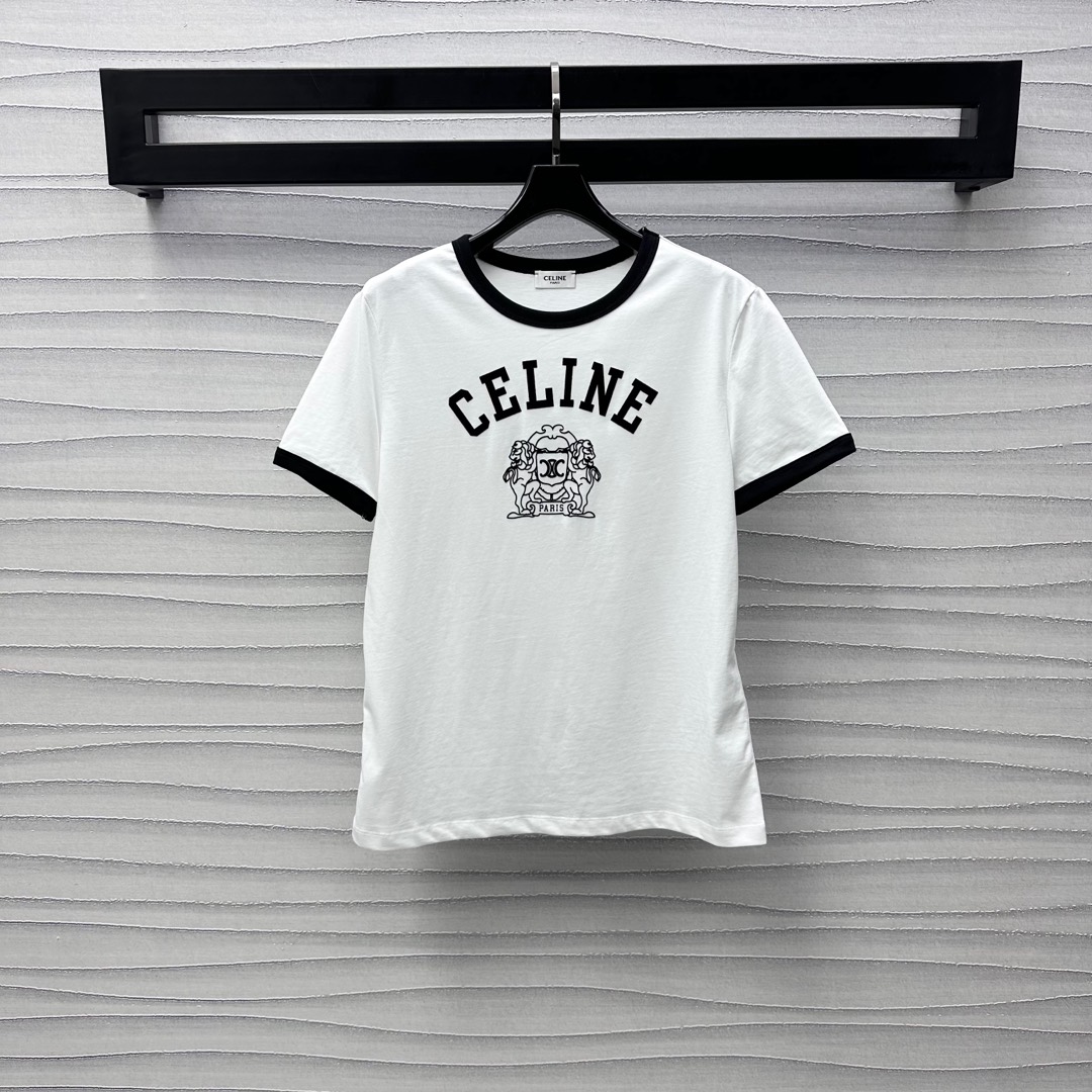 NO:322848,Celin*2025 new product is available on the shelves of round neck printed letters, custom YB imported twill cotton, breathable and comfortable, contrasting color edge details on the neckline cuffs, adding layered look, iconic letter printing logo embellishment on the chest, highlighting the brand tone, simple and age-reducing Facial auxiliary materials development, round neck short-sleeved T-shirt tailoring, creating a personalized style, single wear inner wear is brilliant and fashionable, high version 2 colors,,celine, T-shirt,tees, t-shirt,alexander wang19860909Celin*2025新品上架圆领印花字母定制YB进口斜纹全棉材质 透气舒适 撞色包边细节于领口袖口 增添造型层次感 胸前标志性字母印花徽标点缀装饰 彰显品牌调性 简约减龄 面辅料开发 圆领短袖T恤剪裁 打造个性风格 单穿内搭出彩时髦  高版本2色,,celine,T-shirt,tees，t-shirt,alexander wang,Women's clothing