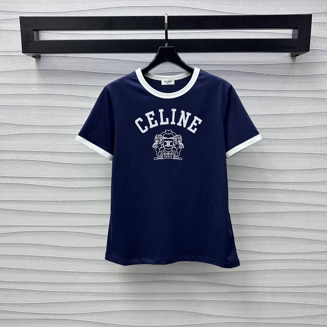 NO:322844,Celin*2025 new product is available on the shelves of round neck printed letters, custom YB imported twill cotton, breathable and comfortable, contrasting color edge details on the neckline cuffs, adding layered look, iconic letter printing logo embellishment on the chest, highlighting the brand tone, simple and age-reducing Facial auxiliary materials development, round neck short-sleeved T-shirt tailoring, creating a personalized style, single wear inner wear is brilliant and fashionable, high version 2 colors,,celine, T-shirt,tees, t-shirt,alexander wang19860909Celin*2025新品上架圆领印花字母定制YB进口斜纹全棉材质 透气舒适 撞色包边细节于领口袖口 增添造型层次感 胸前标志性字母印花徽标点缀装饰 彰显品牌调性 简约减龄 面辅料开发 圆领短袖T恤剪裁 打造个性风格 单穿内搭出彩时髦  高版本2色,,celine,T-shirt,tees，t-shirt,alexander wang,Women's clothing