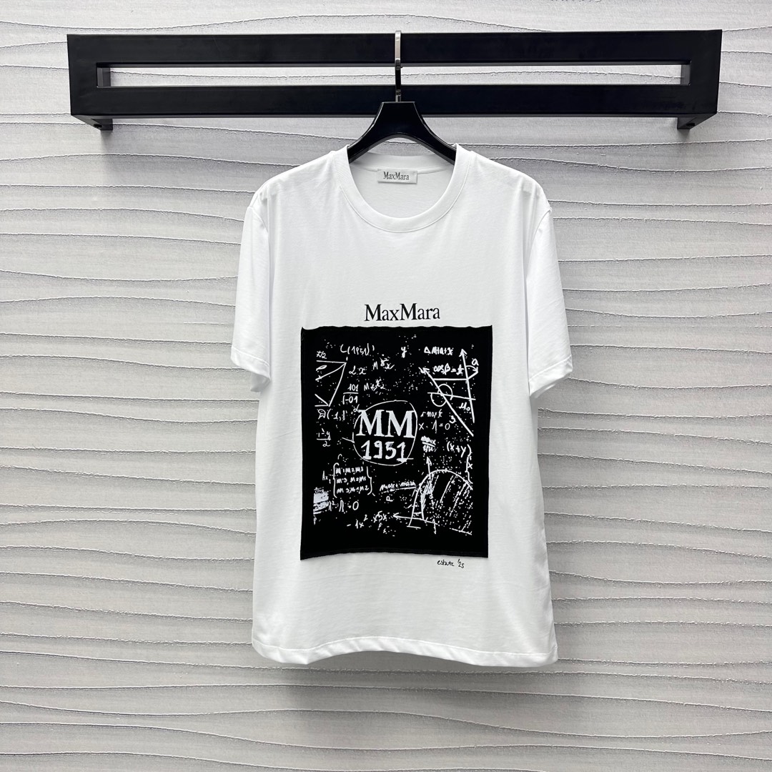 NO:322847,Max Mar*2025 new product is available on the shelves of round neck patch printing customized YB imported native cotton material breathable and comfortable. The front edge of the chest is treated with patch embroidery printing splicing process. The alphabetical mathematical formula pattern embellishment decoration to highlight the brand tone development of surface accessories Loose T-shirt tailoring to create a personal style. Fashionable and relaxed. Single wear inner wear is brilliant and fashionable. High version 2 colors 76,,tees, t-shirt,alexander wang19860909Max Mar*2025新品上架圆领贴布印花定制YB进口原生全棉材质 透气舒适 胸前沿用贴布绣印花拼接工艺处理 描绘字母数理公式图案点缀装饰 彰显品牌调性 面辅料开发 宽松T恤剪裁 打造个性风格 时髦松弛 单穿内搭出彩时髦  高版本2色 76,,tees，t-shirt,alexander wang,Women's clothing