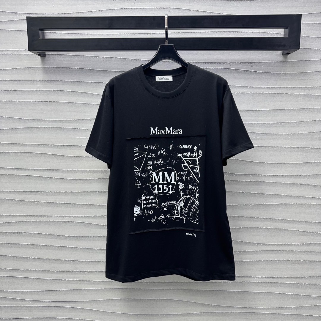 NO:322851,Max Mar*2025 new product is available on the shelves round neck patch printing custom YB imported native cotton material breathable and comfortable The front edge of the chest is treated with patch embroidery printing splicing process, depicting alphabetical mathematical formulas and embellishing decoration, highlighting the brand tone, surface auxiliary material development, loose T-shirt tailoring, create a personal style, fashionable and relaxed, single wear inner wear is brilliant and fashionable, high version 2 colors,,tees, t-shirt, alexander wang19860909Max Mar*2025新品上架圆领贴布印花定制YB进口原生全棉材质 透气舒适 胸前沿用贴布绣印花拼接工艺处理 描绘字母数理公式图案点缀装饰 彰显品牌调性 面辅料开发 宽松T恤剪裁 打造个性风格 时髦松弛 单穿内搭出彩时髦  高版本2色,,tees，t-shirt,alexander wang,Women's clothing