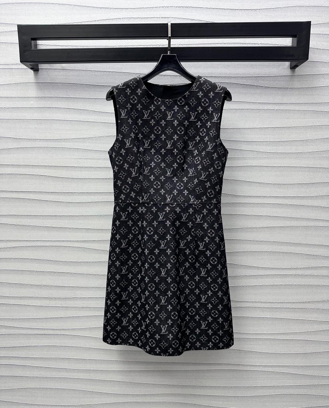 NO:322828,Louis Vuitto*2025 new product is available for custom-made jacquard denim dress YB imported twill cotton denim material Multi-washed retro style presents natural retro gray-black jacquard four-leaf clover elements and letter logos to highlight the brand tone surface accessories development Sleeveless dress tailoring Back lettering zipper adjustment design Combined with waist-closing style to add layering to the styling displays the good proportion of long legs, fashionable and fashionable upper body, a must-have fashion outfit for daily commuting and dates High-version, louis vuitton, skirts, alexander wang19860909Louis Vuitto*2025新品上架提花牛仔连衣裙定制YB进口斜纹棉牛仔材质 多重水洗 复古洋气 呈现自然复古灰黑色 通体提花四叶草元素和字母徽标 彰显品牌调性 面辅料开发 无袖连衣裙剪裁 后背刻字拉链调节设计 配合收腰版型处理 增添造型层次感 展现长腿好比例 上身时髦洋气 日常通勤约会必备时尚穿搭 高版本,,louis vuitton,skirts,alexander wang,Women's clothing