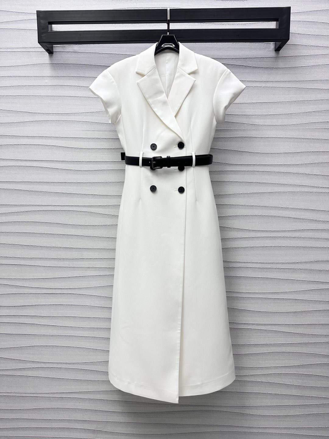 NO:322839,Dio*2025 new product is on the shelves of belt fly sleeve dress customized YB imported suit material, crisp and stylish, pure white and plain color, with flying sleeve design, add layered look, leather belt waist-hugging treatment, loose and comfortable and adjustable, easy to divide the ratio of the upper and lower length, double rows of lettering buttons and plackets, highlight the brand tone, comfortable and high-end outfit, development of auxiliary materials, short-sleeved dress, tailoring, meet various needs for commuting and dating, high-end version,,dior, skirts, T-shirt, business suit, alexander wang19860909Dio*2025新品上架腰带飞袖连衣裙定制YB进口西装材质 挺括有型 通体纯白素色配合飞袖设计 增添造型层次感 腰间皮质腰带收腰处理 宽松舒适可调节 轻松划分上短下长好比例 双排刻字纽扣开襟处理 彰显品牌调性 穿搭舒适而不失高级 面辅料开发 短袖连衣长裙剪裁 满足通勤约会多种需求  高版本,,dior,skirts,T-shirt,business suit,alexander wang,Women's clothing