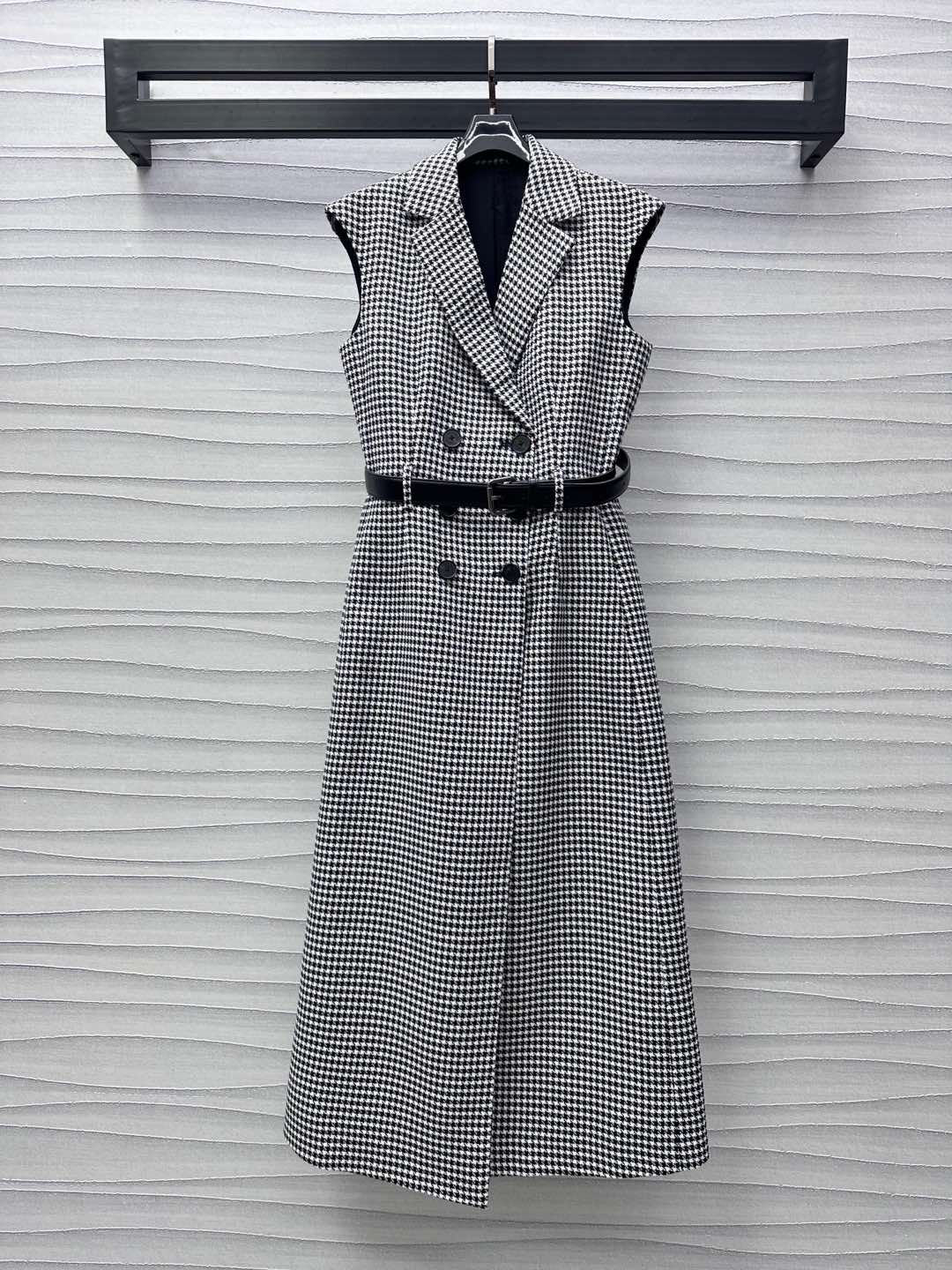 NO:322816,Dio*2025 new product is on the shelves of belt plaid dress with custom YB imported twill cotton material, crisp and stylish, full-body houndstooth-shaped elements, highlighting the brand tone, waist-hugging treatment of leather belts between waist, loose and comfortable and adjustable, easy to divide the ratio of the top short and bottom long. Combined with the double-row button plaid design, add layered look, comfortable and high-end outfit, development of auxiliary materials, vest dress tailoring, meet various needs for commuting and dating, high-end version,,dior, skirts,alexander wang19860909Dio*2025新品上架腰带格纹连衣裙定制YB进口斜纹棉材质 挺括有型 通体千鸟格满印元素 彰显品牌调性 腰间皮质腰带收腰处理 宽松舒适可调节 轻松划分上短下长好比例 配合双排纽扣开襟设计 增添造型层次感 穿搭舒适而不失高级 面辅料开发 背心连衣长裙剪裁 满足通勤约会多种需求  高版本,,dior,skirts,alexander wang,Women's clothing