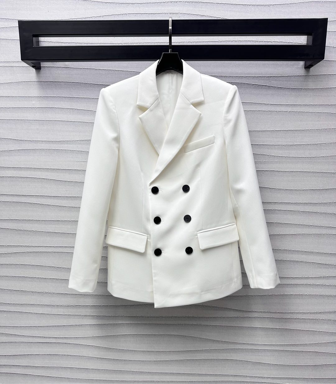 NO:322833,Dio*2025 new product lapel suit jacket custom YB imported suit material is crisp and stylish. The whole body is pure white and plain and symmetrical flip pocket design adds a sense of styling. Double row engraving buttons and plackets are treated to show the brand tone. Comfortable and high-end outfits are developed. The silhouette suit jacket tailoring can be matched with the same series of straight trousers. Complete sets of outfits meet various needs for commuting and dating. High-end version,,dior,jackets & coats,business suit,alexander wang19860909Dio*2025新品上架翻领西装外套定制YB进口西装材质 挺括有型 通体纯白素色配合对称翻盖口袋设计 增添造型层次感 双排刻字纽扣开襟处理 彰显品牌调性 穿搭舒适而不失高级 面辅料开发 廓形西服外套剪裁 可搭配同系列直筒长裤 成套穿搭满足通勤约会多种需求  高版本,,dior,jackets & coats,business suit,alexander wang,Women's clothing