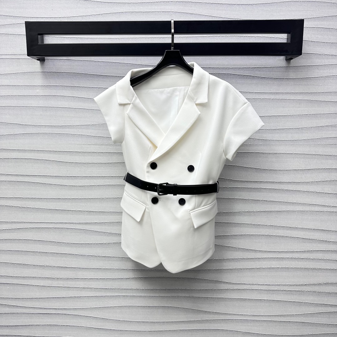 NO:322827,Dio*2025 new product is available on the shelves of the belt and oblique shoulder vest custom YB imported suit material, crisp and stylish, pure white and plain color, with flying sleeve design, add layered look, leather belt around the waist, loose and comfortable and adjustable, easy outline waist lines, double rows of lettering buttons and plackets, highlight the brand tone, comfortable and high-end outfit, surface auxiliary materials development, short-sleeved side-shoulder vest tailoring, can be matched with the same series of straight trousers, complete sets of outfits meet various needs for commuting and dating, high-end version,,dior,T-shirt,business suit,alexander wang19860909Dio*2025新品上架腰带斜肩马甲定制YB进口西装材质 挺括有型 通体纯白素色配合飞袖设计 增添造型层次感 腰间皮质腰带收腰处理 宽松舒适可调节 轻松勾勒腰身线条 双排刻字纽扣开襟处理 彰显品牌调性 穿搭舒适而不失高级 面辅料开发 短袖斜肩马甲剪裁 可搭配同系列直筒长裤 成套穿搭满足通勤约会多种需求  高版本,,dior,T-shirt,business suit,alexander wang,Women's clothing