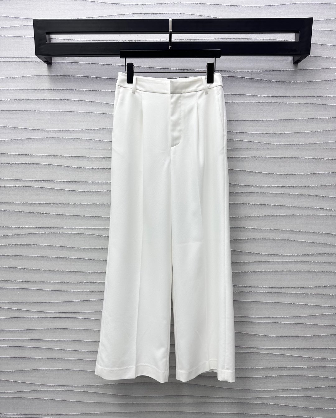 NO:322824,Dio*2025 new product is available on the shelves of high-waist straight trousers customized YB imported suit material, crisp and stylish, pure white color throughout the body with high-waist buckle style, add layered look, front side pleated lines, abdomen and hips are processed outlined, highlight the brand tone, comfortable and high-end outfit, surface auxiliary materials development, high-waist wide-leg trousers tailored, can be matched with the same series of tops, complete sets of outfits meet various needs for commuting and dating, high-version 76,,dior,business suit,alexander wang19860909Dio*2025新品上架高腰直筒长裤定制YB进口西装材质 挺括有型 通体纯白素色配合高腰系扣版型 增添造型层次感 前侧压褶线条处理 收腹遮胯勾勒曲线 彰显品牌调性 穿搭舒适而不失高级 面辅料开发 高腰阔腿长裤剪裁 可搭配同系列上装 成套穿搭满足通勤约会多种需求 高版本 76,,dior,business suit,alexander wang,Women's clothing