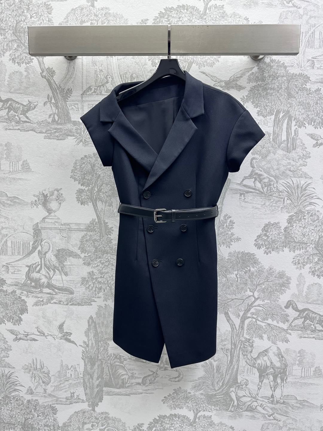 NO:322838,Dio*2025 new product is available for belt off-shoulder dress custom YB imported suit material, crisp and stylish, double-row button plaid and lapel fly sleeves style, add layered look, leather belt around the waist adjusts the waist, loose and comfortable and adjustable, highlights the brand tone, extremely tolerant to the figure, surface accessories development, short-sleeved dress tailoring, comfortable and exquisite, meets various needs for daily commuting and dates, high version,,dior, skirts, T-shirt, business suit, alexander wang19860909Dio*2025新品上架腰带斜肩连衣裙定制YB进口西装材质 挺括有型 双排纽扣开襟配合翻领飞袖版型 增添造型层次感 腰间皮质腰带调节腰身 宽松舒适可调节 彰显品牌调性 对身材包容度极高 面辅料开发 短袖连衣裙剪裁 穿搭舒适而不失精致 满足日常通勤约会多种需求 高版本,,dior,skirts,T-shirt,business suit,alexander wang,Women's clothing