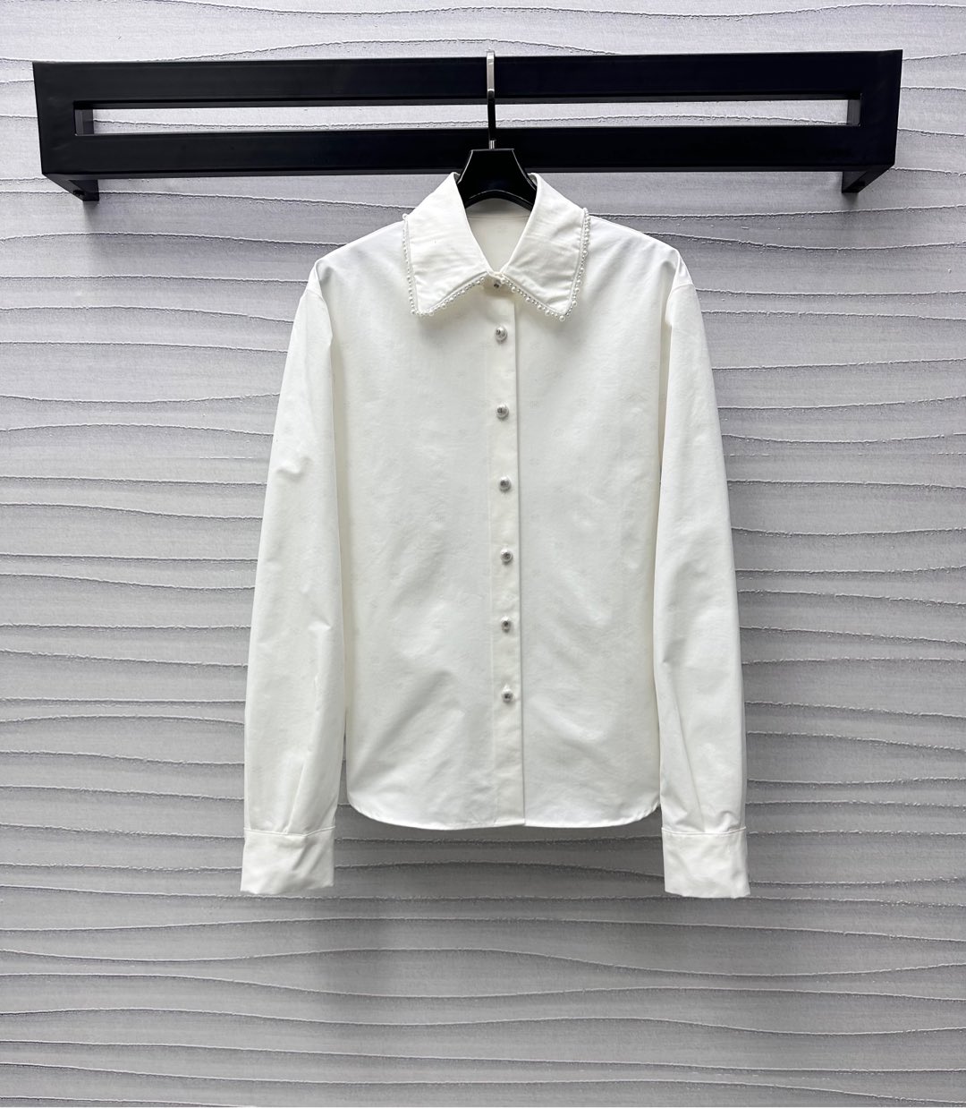 NO:323892,Chane* new product is on the shelves. Customized lapel printed shirts with YB imported twill cotton. Clarity, comfortable and stylish. Exquisite handmade pearl pointed collar with double C pearl button adjustment decoration on the front. Add layering of the styling. Neat tailoring details show the texture of the big brand. Large body double C printed logo embellishment. Show brand tone. Face auxiliary materials development. Regular lapel shirt style tailoring. Easy to adapt to other items underneath. High-end temperament for daily commuting and date dressing. High-end version 36 38 40,,chanel,shirts,alexander wang19860909Chane*新品上架 翻领印花衬衫定制YB进口斜纹全棉材质 挺括舒适有型 精致手工珍珠尖领搭配前襟双C珍珠纽扣调节装饰 增添造型层次感 利落剪裁细节尽显大牌质感 大身双C印花徽标点缀 彰显品牌调性 面辅料开发 常规翻领衬衫版型剪裁 轻松适配下装其他单品 日常通勤约会穿搭高级气质 高版本36 38 40,,chanel,shirts,alexander wang,Women's clothing