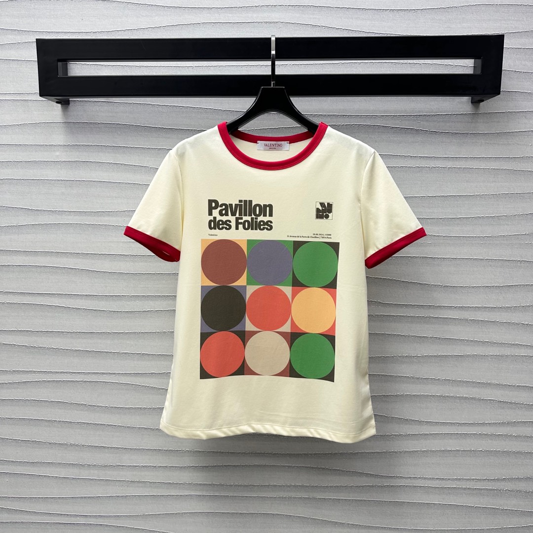 NO:324536,Valentin*'s new product is on the shelves of round neck short-sleeved prints customized YB imported cotton material breathable and comfortable neckline cuff thread contrasting color edging details to add layering of the shape The chest decoration is restored by printing technology Geometric printing pattern letter logo embellishment to highlight the brand tone Fashion and high-end sense immediately Create a personalized style Face and auxiliary materials development Regular short-sleeved T-shirt tailoring The upper body is fashionable and relaxed, single wear inner wear is brilliant and fashionable High-version 2 colors, valentino, T-shirt,tees, t-shirt,alexander wang19860909Valentin*新品上架圆领短袖印花定制YB进口全棉材质 透气舒适 领口袖口螺纹撞色包边细节处理 增添造型层次感 胸前饰以印花工艺还原色彩 几何印花图案字母徽标点缀 彰显品牌调性 时尚高级感立刻显现 打造个性风格 面辅料开发 常规短袖T恤剪裁 上身时髦松弛 单穿内搭出彩时髦  高版本2色,,valentino,T-shirt,tees，t-shirt,alexander wang,Women's clothing