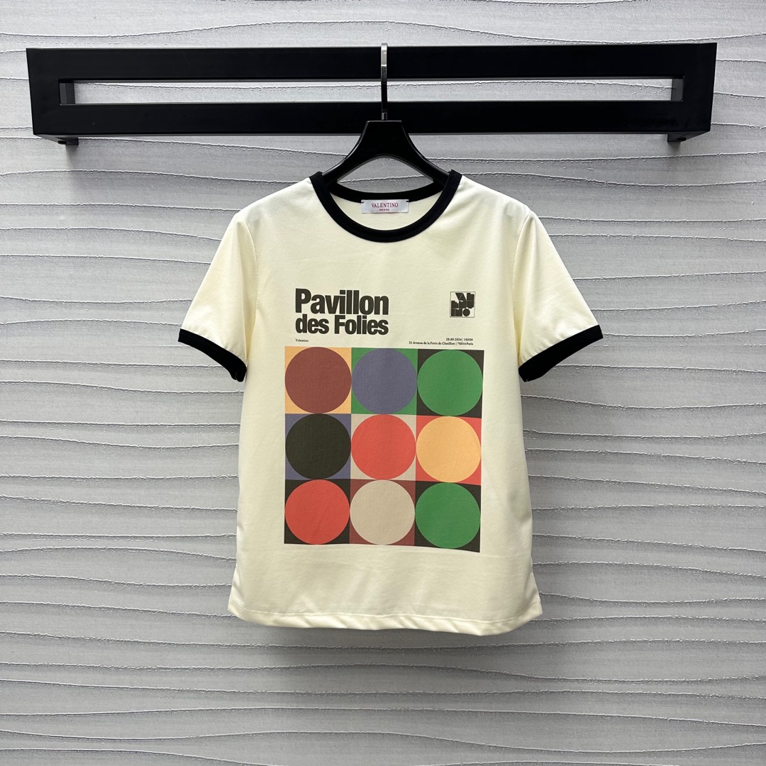 NO:324532,Valentin*'s new product is on the shelves of round neck short-sleeved prints customized YB imported cotton material breathable and comfortable neckline cuff thread contrasting color edging details to add layering of the shape The chest decoration is restored by printing technology Geometric printing pattern letter logo embellishment to highlight the brand tone Fashion and high-end sense immediately Create a personalized style Face and auxiliary materials development Regular short-sleeved T-shirt tailoring The upper body is fashionable and relaxed, single wear inner wear is brilliant and fashionable High-version 2 colors, valentino, T-shirt,tees, t-shirt,alexander wang19860909Valentin*新品上架圆领短袖印花定制YB进口全棉材质 透气舒适 领口袖口螺纹撞色包边细节处理 增添造型层次感 胸前饰以印花工艺还原色彩 几何印花图案字母徽标点缀 彰显品牌调性 时尚高级感立刻显现 打造个性风格 面辅料开发 常规短袖T恤剪裁 上身时髦松弛 单穿内搭出彩时髦  高版本2色,,valentino,T-shirt,tees，t-shirt,alexander wang,Women's clothing