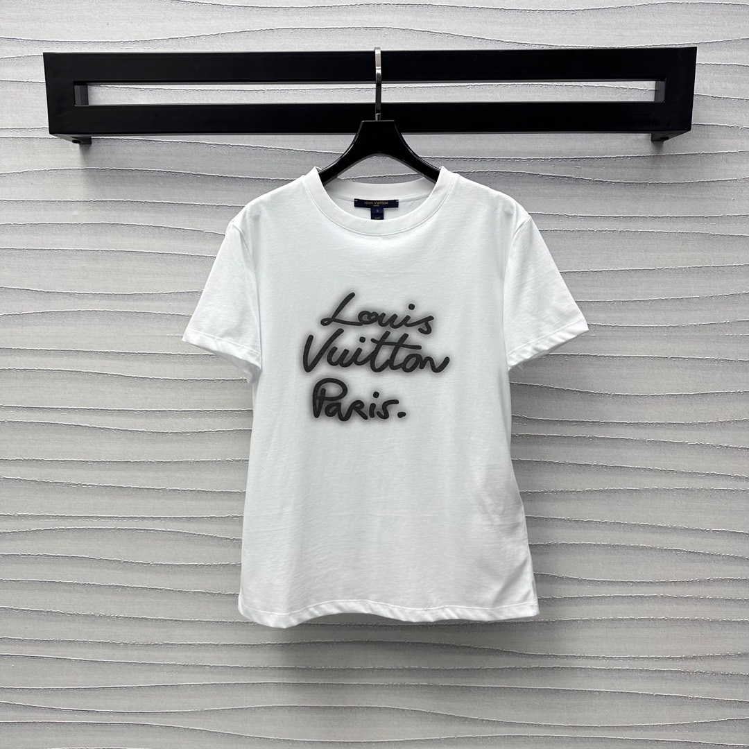 NO:324526,Louis Vuitto* new product is available on the shelves of round neck short-sleeved prints. Customized YB imported cotton material. Breathable and comfortable. The chest decoration is decorated with printing technology to restore the color. The key colors depict the letters and the shadows are brightened to create a three-dimensional luminous feeling. Add a sense of styling. The floral brand logo embellishes the brand tone. The fashion and high-end sense is immediately revealed. Create a personal style. The surface and auxiliary materials are developed. Regular short-sleeved T-shirt tailoring. The upper body is fashionable and relaxed. The inner wear is brilliant and fashionable. The high-end version is 2 colors. 766110,,louis vuitton,T-shirt,tees,t-shirt,alexander wang19860909Louis Vuitto*新品上架圆领短袖印花定制YB进口全棉材质 透气舒适 胸前饰以印花工艺还原色彩 重点色描绘字母阴影提亮打造立体发光感 增添造型层次感 花体品牌徽标图案点缀 彰显品牌调性 时尚高级感立刻显现 打造个性风格 面辅料开发 常规短袖T恤剪裁 上身时髦松弛 单穿内搭出彩时髦  高版本2色 766110,,louis vuitton,T-shirt,tees，t-shirt,alexander wang,Women's clothing