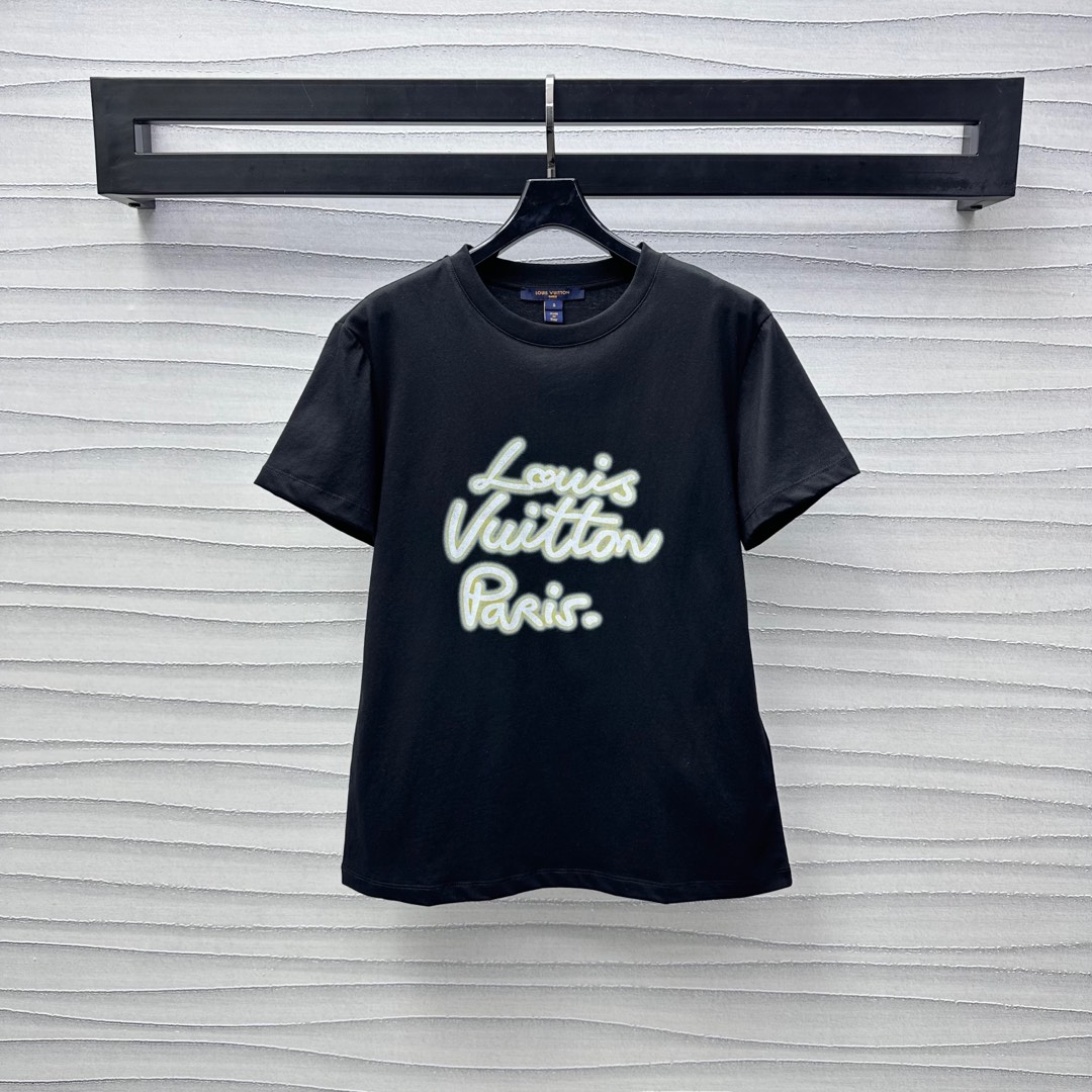 NO:324522,Louis Vuitto* new product is available on the shelves of round neck short-sleeved prints. Customized YB imported cotton material. Breathable and comfortable. The chest decoration is decorated with printing technology to restore the color. The key colors depict the letters and the shadows are brightened to create a three-dimensional luminous feeling. Add a sense of styling. The floral brand logo embellishes the brand tone. The fashion and high-end sense is immediately revealed. Create a personal style. The surface and auxiliary materials are developed. Regular short-sleeved T-shirt tailoring. The upper body is fashionable and relaxed. The inner wear is brilliant and fashionable. High version 2 colors,,louis vuitton, T-shirt,tees, t-shirt,alexander wang19860909Louis Vuitto*新品上架圆领短袖印花定制YB进口全棉材质 透气舒适 胸前饰以印花工艺还原色彩 重点色描绘字母阴影提亮打造立体发光感 增添造型层次感 花体品牌徽标图案点缀 彰显品牌调性 时尚高级感立刻显现 打造个性风格 面辅料开发 常规短袖T恤剪裁 上身时髦松弛 单穿内搭出彩时髦  高版本2色,,louis vuitton,T-shirt,tees，t-shirt,alexander wang,Women's clothing