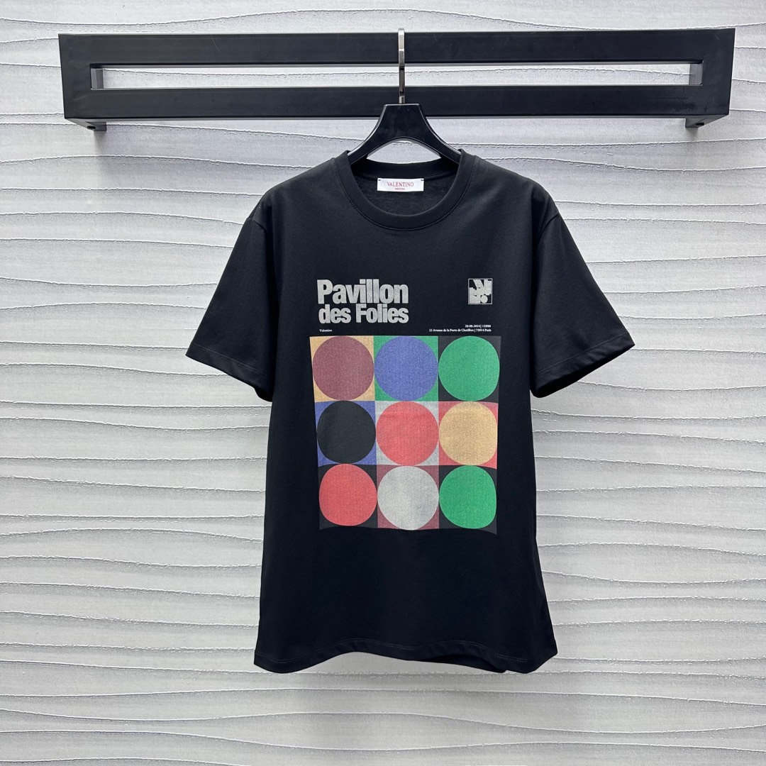 NO:324530,Valentin*'s new product is on the shelves of round neck short-sleeved prints customized YB imported cotton material breathable and comfortable. The chest is decorated with printing technology to restore the color. Geometric printing pattern letter logo embellishes the brand tone. Fashion and high-end feel immediately. Create a personalized style. Developed with accessories. Regular short-sleeved T-shirt tailoring. The upper body is fashionable and relaxed. Single wear and inner wear is brilliant and fashionable. High-end version, valentino, T-shirt,tees, t-shirt,alexander wang19860909Valentin*新品上架圆领短袖印花定制YB进口全棉材质 透气舒适 胸前饰以印花工艺还原色彩 几何印花图案字母徽标点缀 彰显品牌调性 时尚高级感立刻显现 打造个性风格 面辅料开发 常规短袖T恤剪裁 上身时髦松弛 单穿内搭出彩时髦  高版本,,valentino,T-shirt,tees，t-shirt,alexander wang,Women's clothing