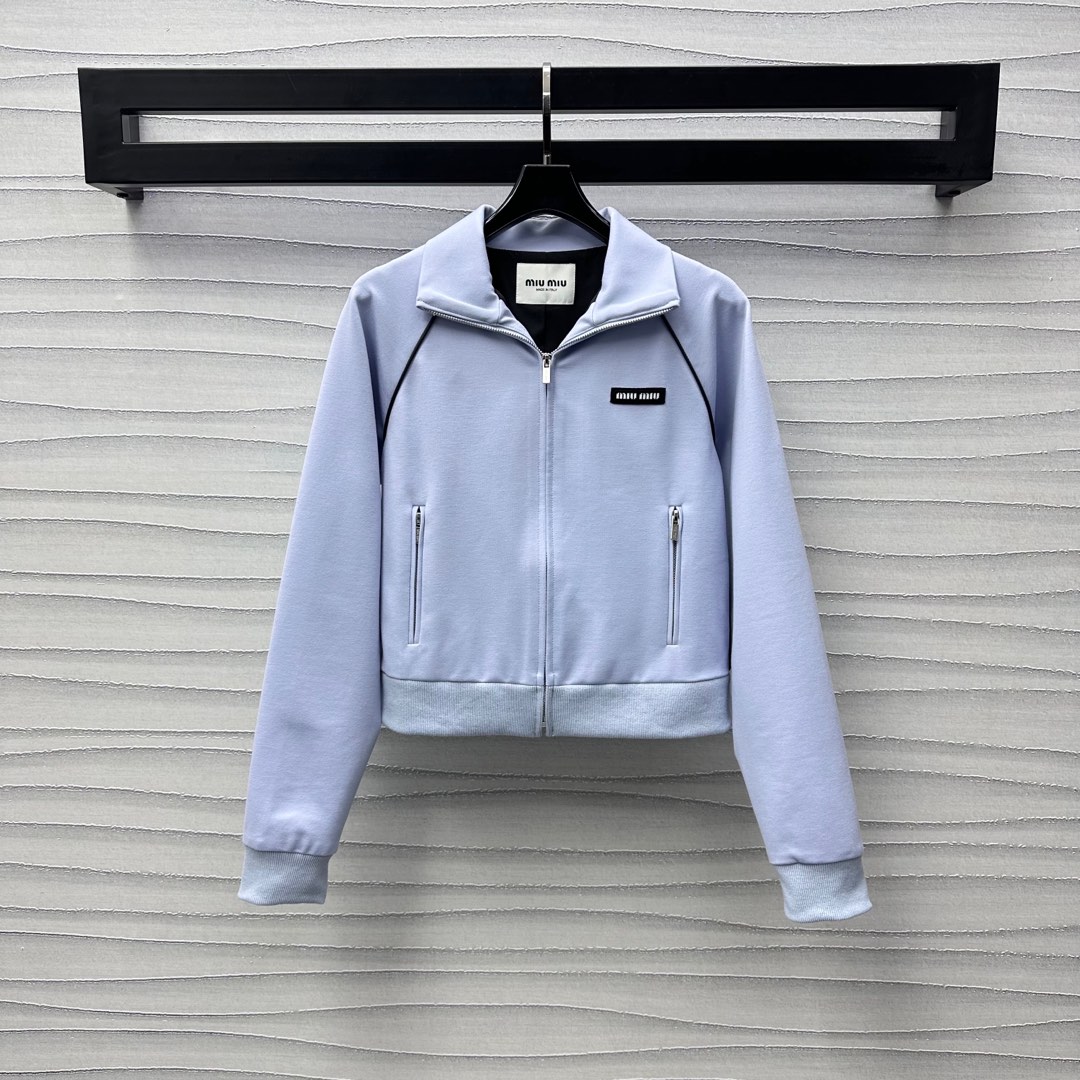 NO:324520,Miumi*'s new product is on the shelves of the lapel short jacket, custom YB imported twill cotton, delicate texture, clear texture, neat cut and easy to outline right-angle shoulder lines, silky zippers are easy to put on and off, and combined with symmetrical zipper pocket design, rich visual effects, the front and chest are all covered with white three-dimensional edges, adding a sense of styling, outlining outlines more texture, the iconic letter logo embellishment on the chest, highlighting the brand tone, surface auxiliary materials development, stand-up collar lapel jacket style cut, age-reducing college style, daily commuting and dates, high-end version 3 colors,,miumiu, jackets & coats, jackets & coats, alexander wang19860909Miumi*新品上架翻领短款夹克外套定制YB进口斜纹棉材质 细腻质感肌理明显 利落裁剪轻松勾勒直角肩线条 丝滑拉链穿脱方便 配合对称拉链口袋设计 丰富视觉效果 前襟胸前均以白色立体捆边处理 增添造型层次感 勾勒轮廓更显质感 胸前标志性字母徽标点缀 彰显品牌调性 面辅料开发 立领翻领外套版型剪裁 穿搭减龄学院风 日常通勤约会都  高版本3色,,miumiu,jackets & coats,jackets & coats,alexander wang,Women's clothing