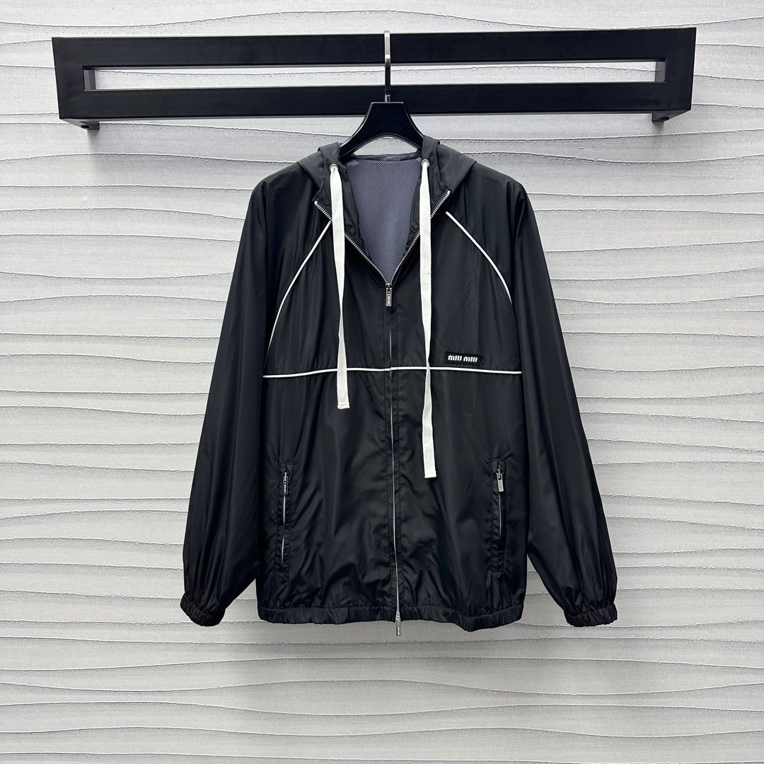 NO:322822,Miumi*'s newest product hooded drawstring jacket trousers set customized YB imported nylon material breathable and comfortable, full texture, white three-dimensional tying outline of ready-to-wear to form a raglan contour effect, the cuff hem is elastic and fits the body, lighter and more flexible, with the embellishment of the chest logo, highlights the brand tone, pocket zipper design, easy storage, get rid of bloat, inner mesh is breathable and comfortable, windproof effect is first-class, enhances the fashion of outdoor activities, surface accessories development, hooded drawstring jacket jogging leg trousers, brilliant and fashionable, can also be purchased separately, high-end coats, trousers, miumiu, jackets & coats, hats, alexander wang19860909Miumi*新品上架连帽抽绳外套长裤套装定制YB进口尼龙材质 透气舒适 质感十足 成衣白色立体捆边勾勒 形成插肩轮廓效果 袖口下摆松紧贴合身型 更为轻便灵活 配合胸前徽标点缀装饰 彰显品牌调性 口袋拉链设计 轻松收纳 摆脱臃肿 内里网面透气舒适 防风效果一流 提升户外活动穿搭的时尚度 面辅料开发 连帽抽绳外套慢跑束腿长裤 穿搭出彩时髦 也可分开购入搭配 高版本 外套 长裤,,miumiu,jackets & coats,hats,alexander wang,Women's clothing