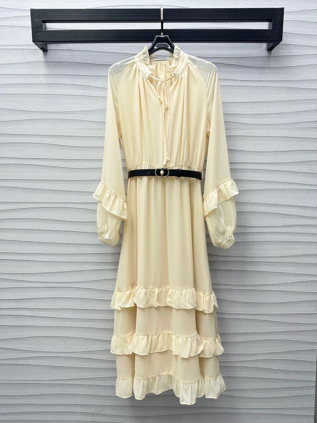 NO:323312,Dio*'s new product is on the shelves of wavy lace belt dress with custom YB imported twill thick material, breathable, draped and comfortable, the neckline is decorated with wavy lace lace, and the tie is very eye-catching. The cuffs and skirt are superimposed with black fungus lace design to add layering, and the waist is adjusted to highlight the brand tone. The pleat treatment modifies the overall line, the surface and auxiliary materials development, the long skirt style cut, high-end and temperament are both versatile in all seasons, absolutely high-end temperament girl, high-version 2 colors,,dior, skirts,alexander wang19860909Dio*新品上架波浪花边腰带连衣裙定制YB进口斜纹稠材质 透气垂顺舒适 领口饰以波浪形花边系带作为装饰 系上份量感十足亮眼突出 袖口与裙摆叠加木耳花边设计 增添造型层次感 搭配腰间标志性皮质腰带调节 彰显品牌调性 褶皱处理修饰整体线条 面辅料开发 连衣长裙版型剪裁 高级与气质兼备四季百搭 妥妥高阶气质女郎  高版本2色,,dior,skirts,alexander wang,Women's clothing