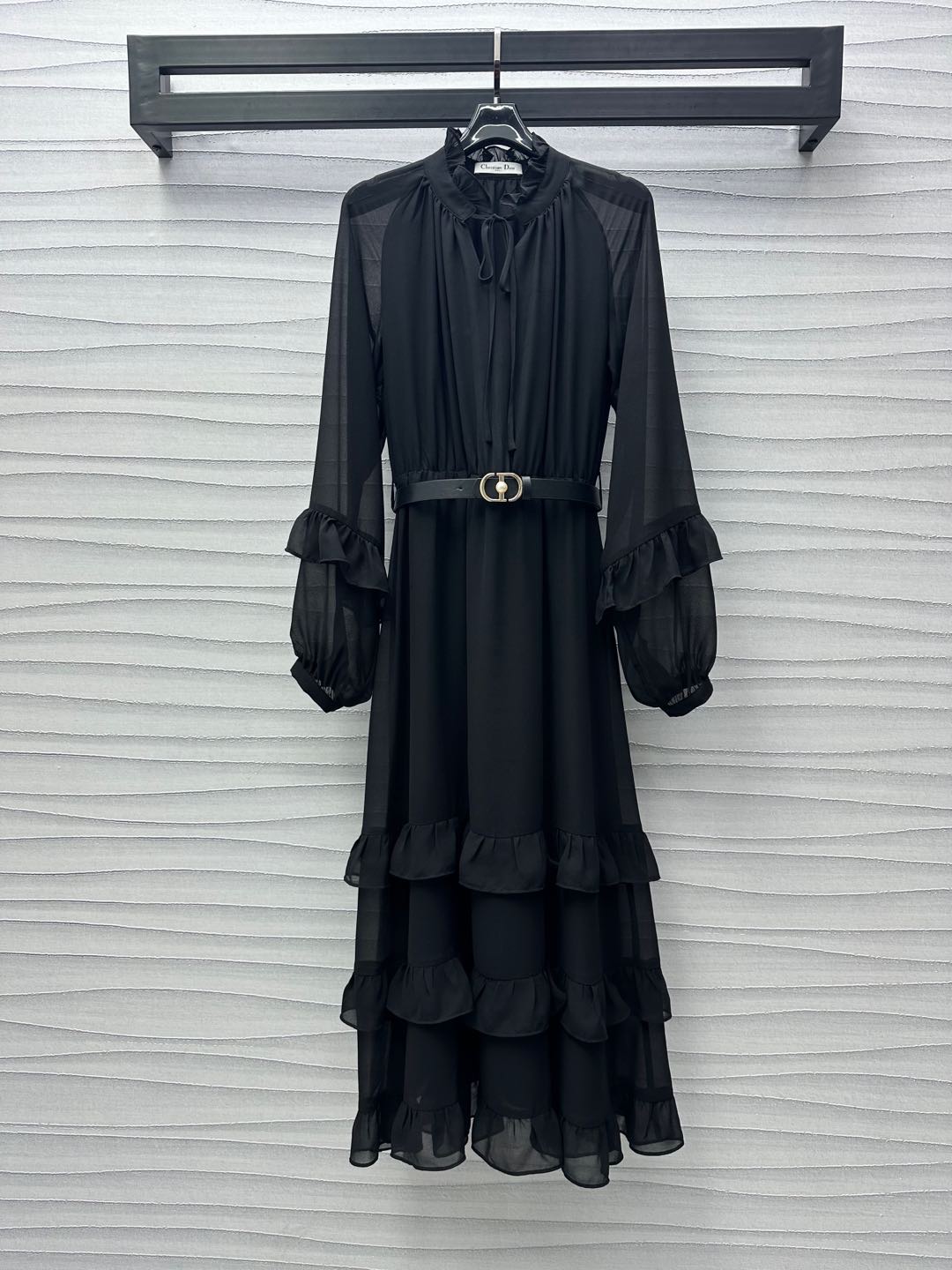 NO:323306,Dio*'s new product is on the shelves of wavy lace belt dress with custom YB imported twill thick material, breathable, draped and comfortable, the neckline is decorated with wavy lace lace, and the tie is very eye-catching. The cuffs and skirt are superimposed with black fungus lace design to add layering, and the waist is adjusted to highlight the brand tone. The pleat treatment modifies the overall line, the surface and auxiliary materials development, the long skirt style cut, high-end and temperament are both versatile in all seasons, absolutely high-end temperament girl, high-version 2 colors,,dior, skirts,alexander wang19860909Dio*新品上架波浪花边腰带连衣裙定制YB进口斜纹稠材质 透气垂顺舒适 领口饰以波浪形花边系带作为装饰 系上份量感十足亮眼突出 袖口与裙摆叠加木耳花边设计 增添造型层次感 搭配腰间标志性皮质腰带调节 彰显品牌调性 褶皱处理修饰整体线条 面辅料开发 连衣长裙版型剪裁 高级与气质兼备四季百搭 妥妥高阶气质女郎  高版本2色,,dior,skirts,alexander wang,Women's clothing