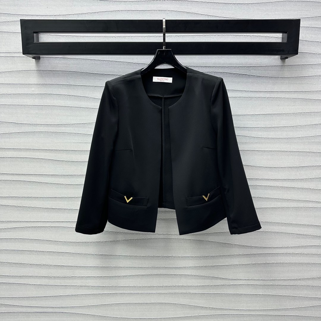 NO:323318,Valentin*'s new product is on the shelves of the open-plate round neck jacket customized with YB imported acetic acid material, sleek, comfortable and stylish, symmetrical fake pockets and metal V-marking embellishments to highlight the brand tone, regular short plaid style, add layered style, neat line proportions, surface auxiliary material development, round neck cardigan jacket tailoring, upper body shows the temperament of the famous lady, high-end outfit essential items, high-end version 2 colors, valentino, jackets & coats, alexander wang19860909Valentin*新品上架开襟圆领小外套定制YB进口醋酸材质 垂顺舒适有型 对称假口袋配合金属V标点缀之上 彰显品牌调性 常规短款开襟版型 增添造型层次感 穿出利落线条比例 面辅料开发 圆领开衫外套剪裁 上身尽显名媛气质 高级感穿搭必备单品 高版本2色,,valentino,jackets & coats,alexander wang,Women's clothing