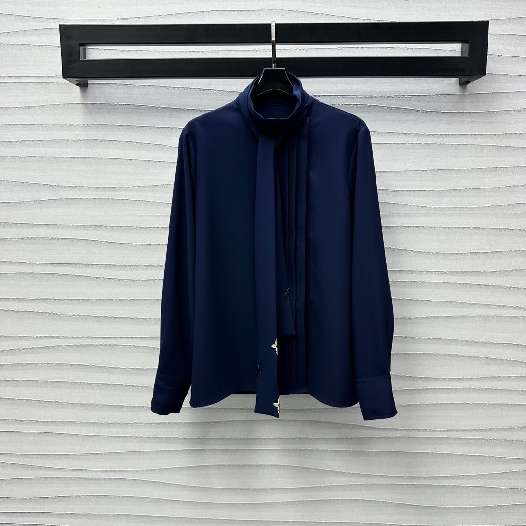 NO:323310,Louis Vuitto* new product is customized with pleated lace-up shirts. It is made of YB imported acetic acid material. It is sleek and comfortable. The front is decorated with exquisite accordion pleats and single-sided long streamers. Corsone-style design. Adding a sense of styling. Metal four-leaf clover embellishes to highlight the brand tone. Large body, plain color, versatile and not picky. Advanced temperament. Face and auxiliary materials development. Front shoulder streamer shirt style cut. Easy to adapt to other items. You can control outfits on daily commuting and dates. High-end version,,louis vuitton,shirts,alexander wang19860909Louis Vuitto*新品上架压褶系带衬衫定制YB进口醋酸材质 垂顺舒适 前襟饰以精致风琴褶皱搭配单侧垂坠长飘带调节 可松可系设计 增添造型层次感 金属四叶草点缀之上 彰显品牌调性 大身素色百搭不挑人 高级气质 面辅料开发 正肩飘带衬衫版型剪裁 轻松适配其他单品 日常通勤约会均可驾驭穿搭  高版本,,louis vuitton,shirts,alexander wang,Women's clothing