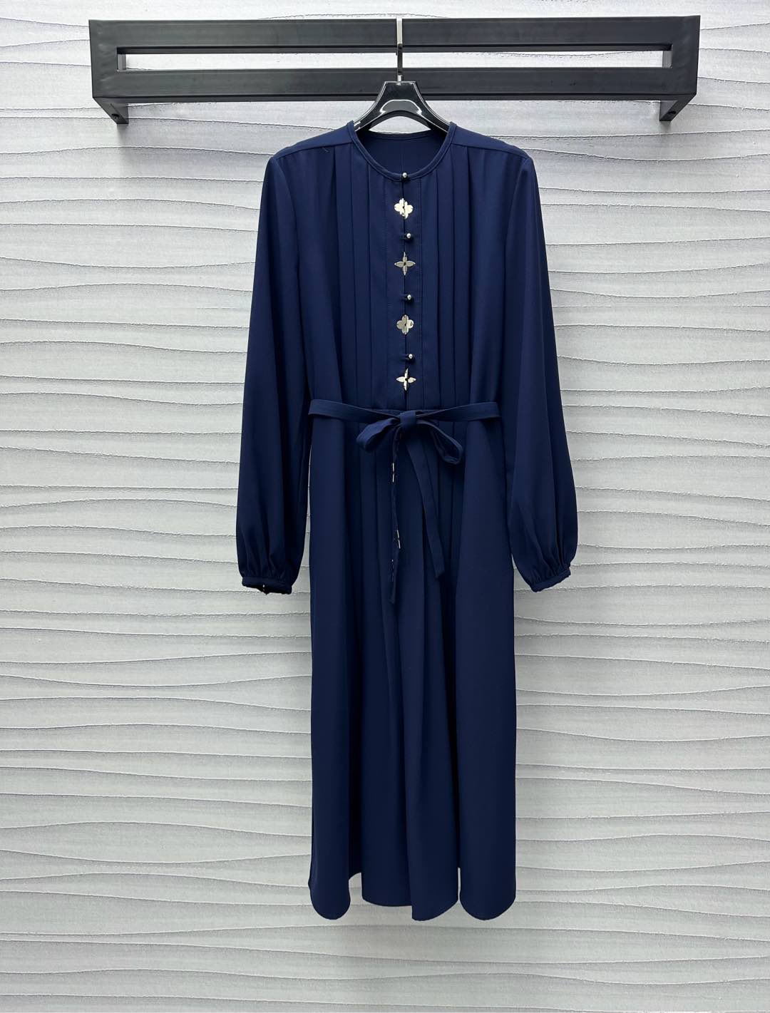 NO:323314,Louis Vuitto* new product is on the shelves of round neck pleated dress customized with YB imported acetic acid material, smooth and stylish, the overall body is designed with an organ pleated design, adding layered shape, inclusive body style, elegant and flexible in action, this cloth tie is divided into narrow waist, fully highlighting the beauty of curves, half-open metal four-leaf clover embellishment decoration, highlighting the brand tone, round buckle adjustment is easy to put on and take off, surface auxiliary materials development, front shoulder long skirt style tailoring, front shoulder long skirt style, ready-to-wear tailor fits the human body properly, making it look slimmer and covers the flesh, can be used for daily commuting and dates, high-end version,,louis vuitton, skirts,alexander wang19860909Louis Vuitto*新品上架圆领百褶连衣裙定制YB进口醋酸材质 光泽垂顺有型 大身整体均采用风琴百褶设计 增添造型层次感 包容身材风格优雅 行动间飘逸灵动 本布系带分割收窄腰身 充分凸显曲线之美 半开襟金属四叶草点缀装饰 彰显品牌调性 圆扣调节方便穿脱 面辅料开发 正肩连衣长裙版型剪裁 正肩连衣长裙版型 成衣裁剪得当贴合人体 更显瘦遮肉 日常通勤约会均可驾驭穿搭  高版本,,louis vuitton,skirts,alexander wang,Women's clothing