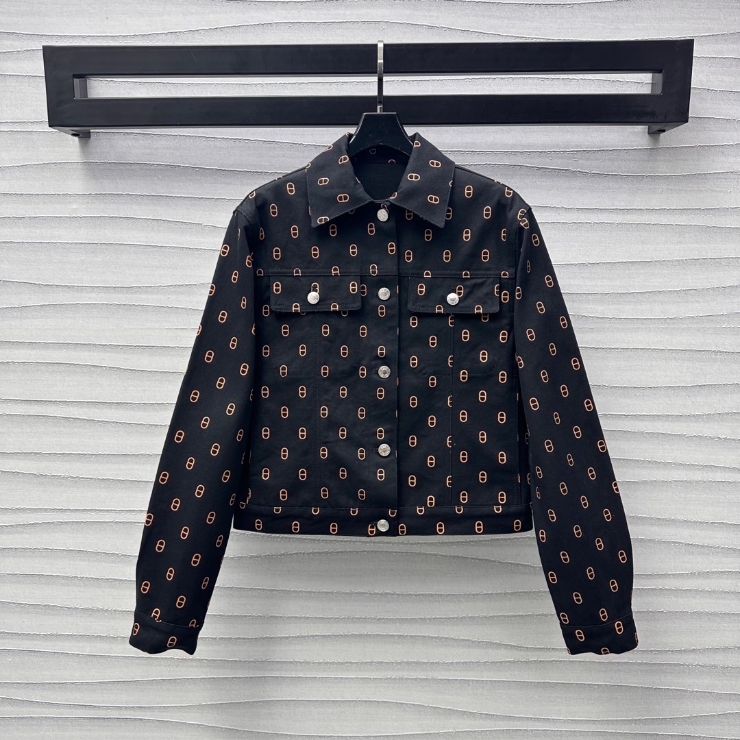 NO:323322,Herme* new product is available for printed denim jackets and shorts set. Customized YB imported twill cotton denim material. Breathable and comfortable. Full texture. The set is full of iconic pig nose and full of logo embellishment to highlight the brand tone. The jacket is decorated with exquisite lapels and flip pocket design on the chest to add layering. It is cleverly integrated with the casual feeling of work clothes. It is a good proportion of long legs when paired with shorts in the same series. High waist and belly to cover the hips. The surface auxiliary materials are developed. The set of upper body is fashionable. Daily commuting and date casual looks more fashionable. You can also buy it separately. High version,, hermes, shorts, jackets & coats, jackets & coats, alexander wang19860909外套短裤Herme*新品上架印花牛仔夹克短裤套装定制YB进口斜纹棉牛仔材质 透气舒适 质感十足 套装通体标志性猪鼻子满印徽标点缀 彰显品牌调性 夹克外套饰以精巧翻领搭配胸前翻盖口袋设计 增添造型层次感 与工装休闲感巧妙融合 搭配同系列短裤穿出长腿好比例 高腰收腹遮胯 面辅料开发 成套上身出彩时髦 日常通勤约会休闲更显时髦风范 也可分开购入搭配  高版本,,hermes,shorts,jackets & coats,jackets & coats,alexander wang,Women's clothing