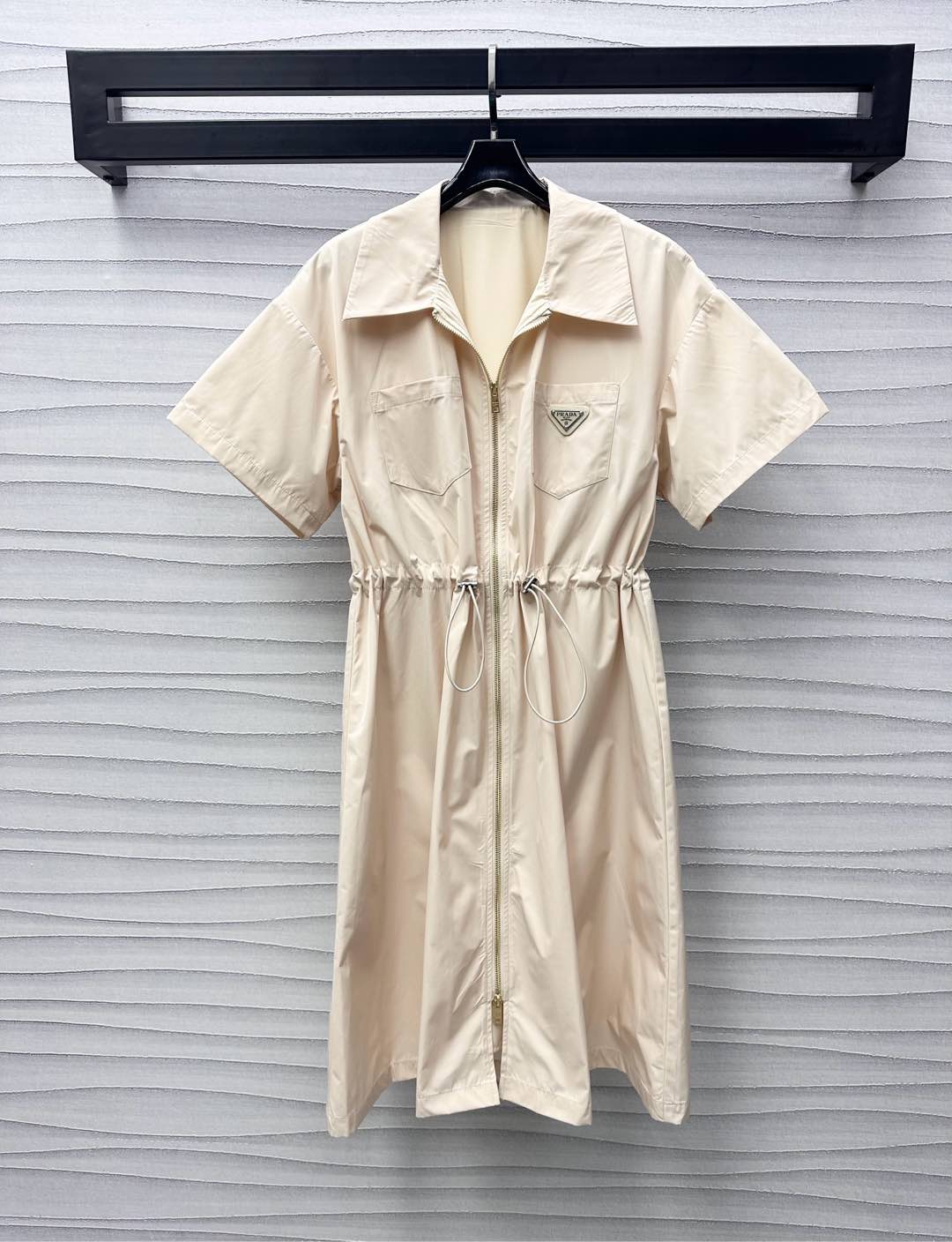 NO:323295,Prad* new product zipper short-sleeved dress customized YB imported recycled nylon material, light and breathable texture, shiny and stylish, gold two-way zipper adjustment design in the middle of the ready-to-wear, tightened with waist drawstring, add layered look, symmetrical pockets on the chest embellish the brand logo triangular logo decoration, highlight the brand tone, surface auxiliary material development, lapel short-sleeved dress tailoring, upper body fashionable and generous, essential outfits for daily commuting and dates, high version 2 colors,,prada, skirts, T-shirt, alexander wang19860909Prad*新品上架拉链短袖连衣裙定制YB进口再生尼龙材质 质感轻薄透气 光泽有型 成衣中间金色双向拉链调节设计 配合腰间抽绳收紧处理 增添造型层次感 胸前对称口袋点缀品牌标志三角标装饰 彰显品牌调性 面辅料开发 翻领短袖连衣裙剪裁 上身时尚大方 日常通勤约会必备穿搭 高版本2色,,prada,skirts,T-shirt,alexander wang,Women's clothing