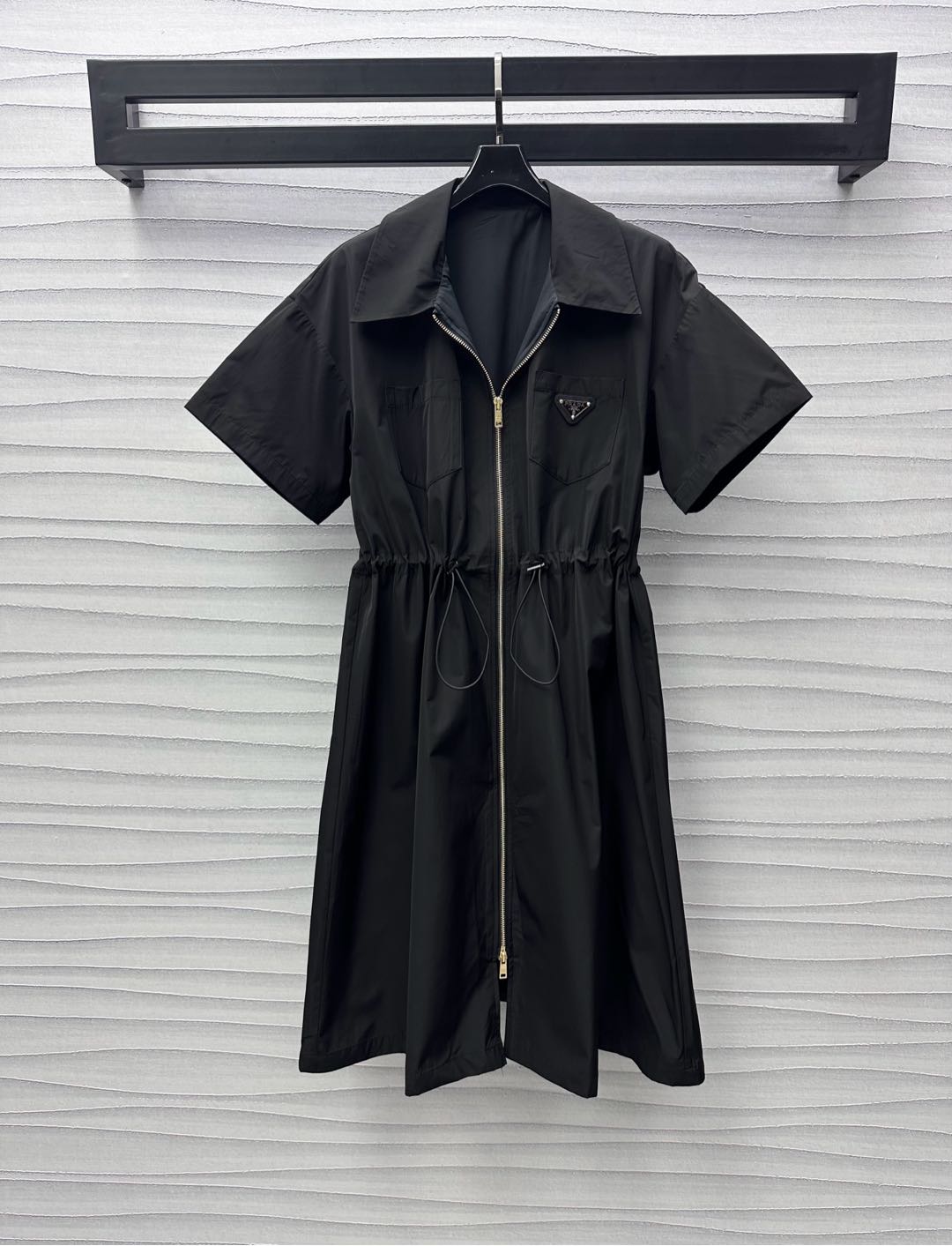 NO:323286,Prad* new product zipper short-sleeved dress customized YB imported recycled nylon material, light and breathable texture, shiny and stylish, gold two-way zipper adjustment design in the middle of the ready-to-wear, tightened with waist drawstring, add layered look, symmetrical pockets on the chest embellish the brand logo triangular logo decoration, highlight the brand tone, surface auxiliary material development, lapel short-sleeved dress tailoring, upper body fashionable and generous, essential outfits for daily commuting and dates, high version 2 colors,,prada, skirts, T-shirt, alexander wang19860909Prad*新品上架拉链短袖连衣裙定制YB进口再生尼龙材质 质感轻薄透气 光泽有型 成衣中间金色双向拉链调节设计 配合腰间抽绳收紧处理 增添造型层次感 胸前对称口袋点缀品牌标志三角标装饰 彰显品牌调性 面辅料开发 翻领短袖连衣裙剪裁 上身时尚大方 日常通勤约会必备穿搭 高版本2色,,prada,skirts,T-shirt,alexander wang,Women's clothing