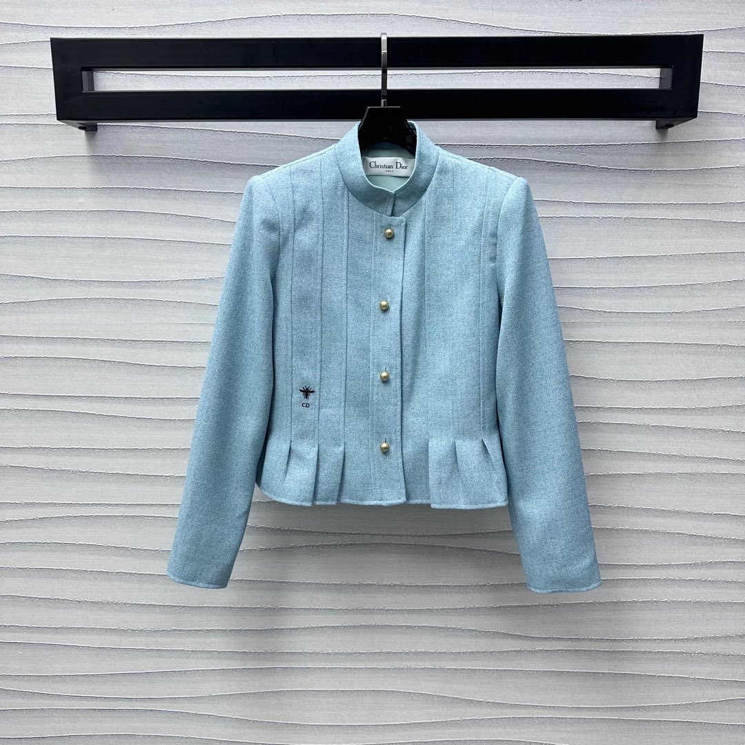 NO:323304,Dio*'s newest product stand-up collar pleated lace jacket customized YB imported cotton material, the texture is obvious and delicate, the waist embroidered with embroidered CD bee logo, combined with single row of gold lettering round buckle adjustment design, highlight the brand tone, the stand-up collar vertical stripe pressing process ruffled hem design, add layered slim jacket, the upper body shows the temperament of the famous lady, wear neat lines, high-end temperament versatile jacket, high-end version,,dior,jackets & coats,alexander wang19860909Dio*新品上架立领百褶花边小外套定制YB进口人棉材质 肌理明显质感细腻 腰侧点缀刺绣CD蜜蜂徽标 配合单排金色刻字圆扣调节设计 彰显品牌调性 立领竖条压线处理荷叶边衣摆设计 增添造型层次感 立领修身外套剪裁 上身尽显名媛气质 穿出利落线条感 高级感气质百搭外套   高版本,,dior,jackets & coats,alexander wang,Women's clothing