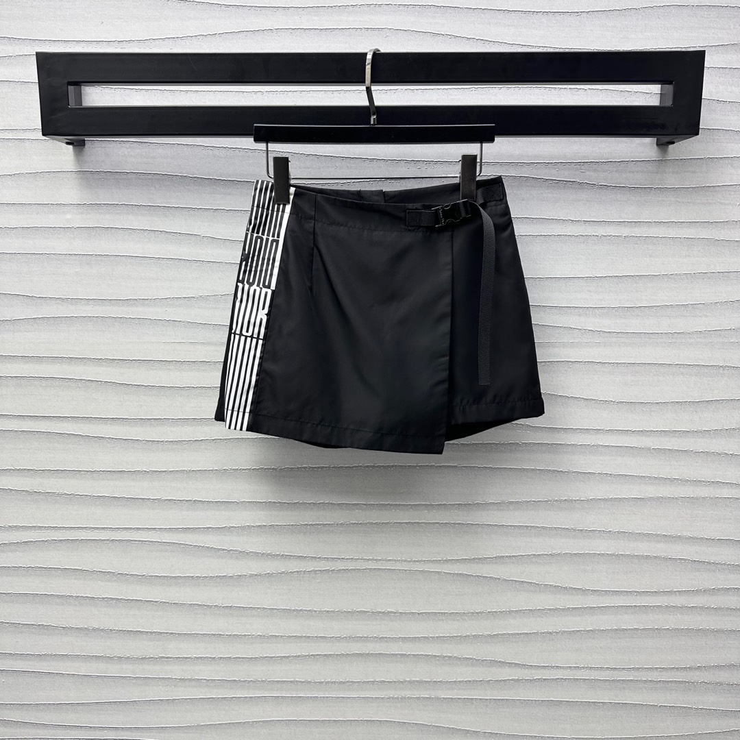 NO:323921,230Dio* new product is on the shelves of printed one-piece skirts and pants customized with YB imported nylon material breathable and comfortable. The front is decorated with one-piece skirt. The design is adjusted with silver and adjusts the snap to add a sense of styling and layering. The casual atmosphere of workwear. One-side symmetrical printing contrasting colors. The brand letter logo is interspersed. The brand tone is highlighted. The hidden zipper is easy to put on and off. The upper body is decorated with leg lines. The surface auxiliary material development. Irregular skirts and pants can be matched with the same series. The overall coordinated charm. The outfit is high-end and fashionable. The series development. High-end version,,dior, skirts, jackets & coats, jackets & coats, alexander wang.19860909230Dio*新品上架印花一片式裙裤定制YB进口尼龙材质 透气舒适有型 正面饰以一片式裙面连接 配合银色按卡扣调节设计 增添造型层次感 凸显工装休闲气息 单侧对称印花撞色 品牌字母徽标穿插其中 彰显品牌调性 隐藏式拉链方便穿脱 上身修饰腿部线条 面辅料开发 不规则裙裤剪裁 可搭配同系列夹克外套 整体协调魅力 穿搭高级出彩时髦 系列开发  高版本,,dior,skirts,jackets & coats,jackets & coats,alexander wang,Women's clothing