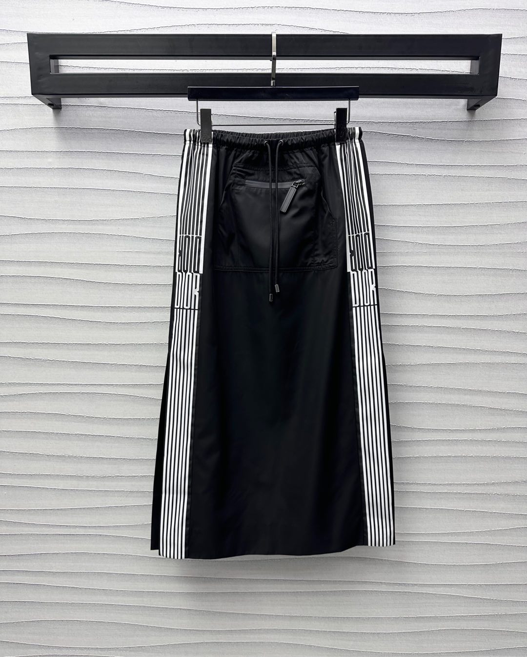 NO:323899,Dio*2025 new product is on the shelves of printed slit skirts, customized YB imported nylon material, breathable and comfortable and stylish, waist decoration is decorated with elastic drawstrings, easy to adjust and accommodate, with front pocket zipper pocket design, add layering, highlight the casual atmosphere of workwear, symmetrical printing on the outside, contrasting color of the brand letters and logos interspersed, highlight the brand tone, medium-length style with side slit treatment, upper body to modify the leg lines, surface auxiliary materials development, high waist straight skirt tailoring, can be matched with jackets in the same series, overall coordination and charm, high-end outfit and fashionable, series development, high-end version,,dior, skirts, jackets & coats, jackets & coats, alexander wang19860909Dio*2025新品上架印花开叉半裙定制YB进口尼龙材质 透气舒适有型 腰部饰以弹力抽绳轻松调节包容 配合正面插兜拉链口袋设计 增添造型层次感 凸显工装休闲气息 外侧对称印花撞色 品牌字母徽标穿插其中 彰显品牌调性 中长版型配合侧面开叉处理 上身修饰腿部线条 面辅料开发 高腰直筒半裙剪裁 可搭配同系列夹克外套 整体协调魅力 穿搭高级出彩时髦 系列开发  高版本,,dior,skirts,jackets & coats,jackets & coats,alexander wang,Women's clothing