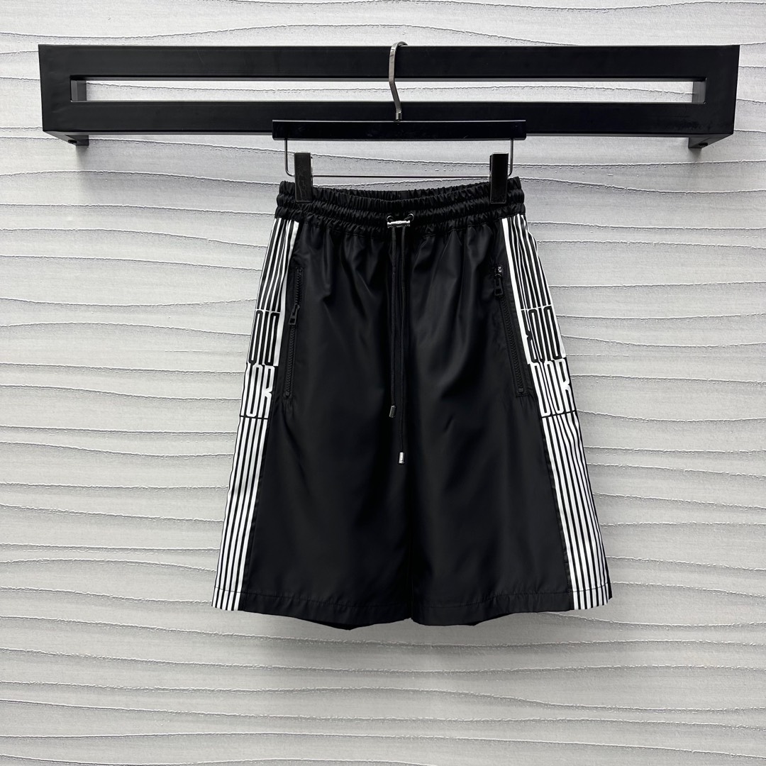 NO:323919,Dio*2025 new product is on the shelves of printed drawstring mid-trousers, customized YB imported nylon material, breathable, comfortable and stylish, the waist is decorated with elastic drawstrings and easy to adjust and accommodate. With multiple zipper pocket designs, add layering to the styling, highlight the casual atmosphere of workwear, symmetrical printing on the outside, contrasting color of the brand letter logo interspersed, highlighting the brand tone, neat mid-length style treatment, upper body modifying leg lines, surface auxiliary materials development, high waist wide-leg mid-trousers cut, can be matched with jackets in the same series, overall coordination and charm, high-end outfit and fashionable series development, high-end version,,dior, jackets & coats, jackets & coats,alexander wang19860909Dio*2025新品上架印花抽绳中裤定制YB进口尼龙材质 透气舒适有型 腰部饰以弹力抽绳轻松调节包容 配合多处拉链口袋设计 增添造型层次感 凸显工装休闲气息 外侧对称印花撞色 品牌字母徽标穿插其中 彰显品牌调性 利落中长版型处理 上身修饰腿部线条 面辅料开发 高腰阔腿中裤剪裁 可搭配同系列夹克外套 整体协调魅力 穿搭高级出彩时髦 系列开发  高版本,,dior,jackets & coats,jackets & coats,alexander wang,Women's clothing