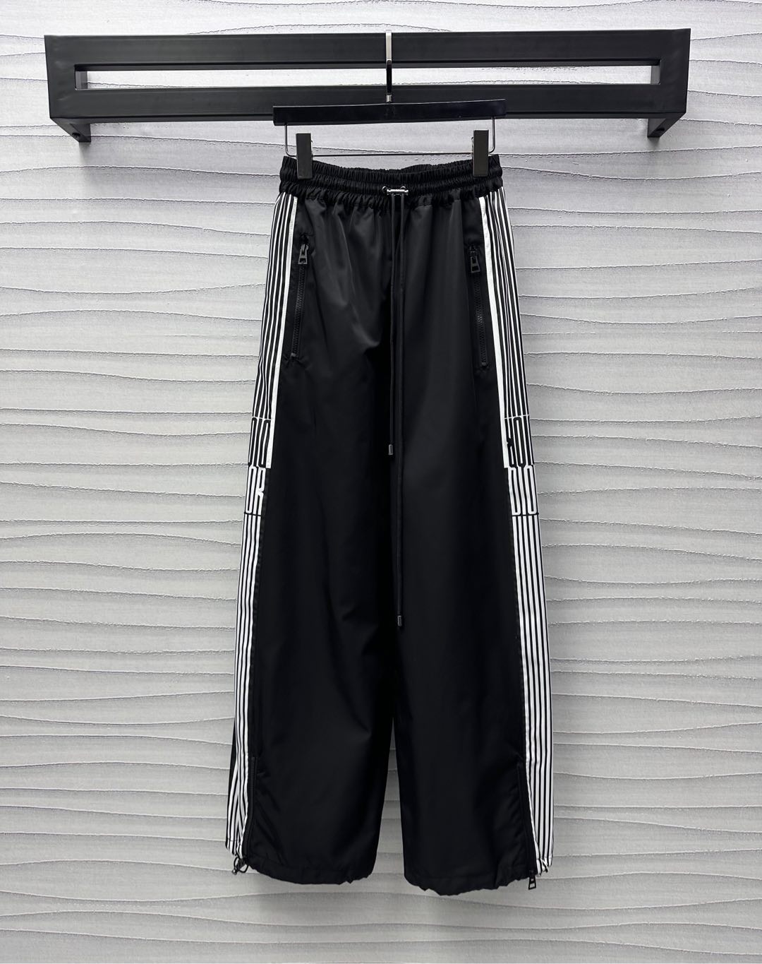 NO:323905,Dio*2025 new product is available for printing drawstring trousers customized with YB imported nylon material, breathable, comfortable and stylish, the waist is decorated with elastic drawstring and easy to adjust and accommodate. It is designed with multiple zipper pockets to add a sense of styling and layering, highlighting the casual atmosphere of workwear, symmetrical printing on the outside, contrasting color of the brand letter logo interspersed, highlighting the brand tone, side zipper drawstring on the side of the trouser legs, slit legs, upper body to modify the leg lines, surface auxiliary materials development, high waist wide-leg trousers tailored, can be matched with jackets in the same series, overall coordination and charm, high-end and fashionable outfit series development, high-end, dior, jackets & coats, jackets & coats, alexander wang19860909Dio*2025新品上架印花抽绳长裤定制YB进口尼龙材质 透气舒适有型 腰部饰以弹力抽绳轻松调节包容 配合多处拉链口袋设计 增添造型层次感 凸显工装休闲气息 外侧对称印花撞色 品牌字母徽标穿插其中 彰显品牌调性 裤脚侧面拉链抽绳开叉束腿处理 上身修饰腿部线条 面辅料开发 高腰阔腿长裤剪裁 可搭配同系列夹克外套 整体协调魅力 穿搭高级出彩时髦 系列开发  高版本,,dior,jackets & coats,jackets & coats,alexander wang,Women's clothing